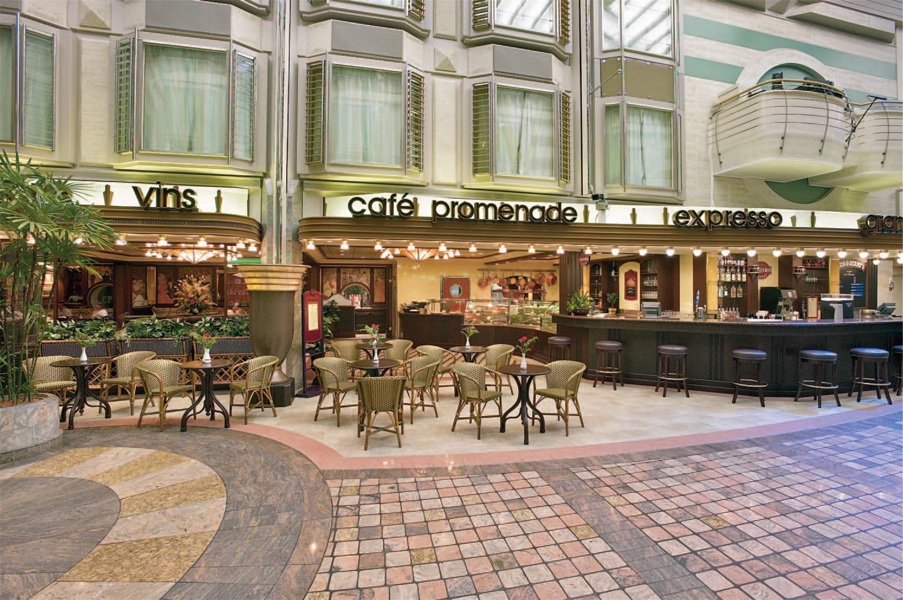 Mariner of the Seas - Cafe Promenade