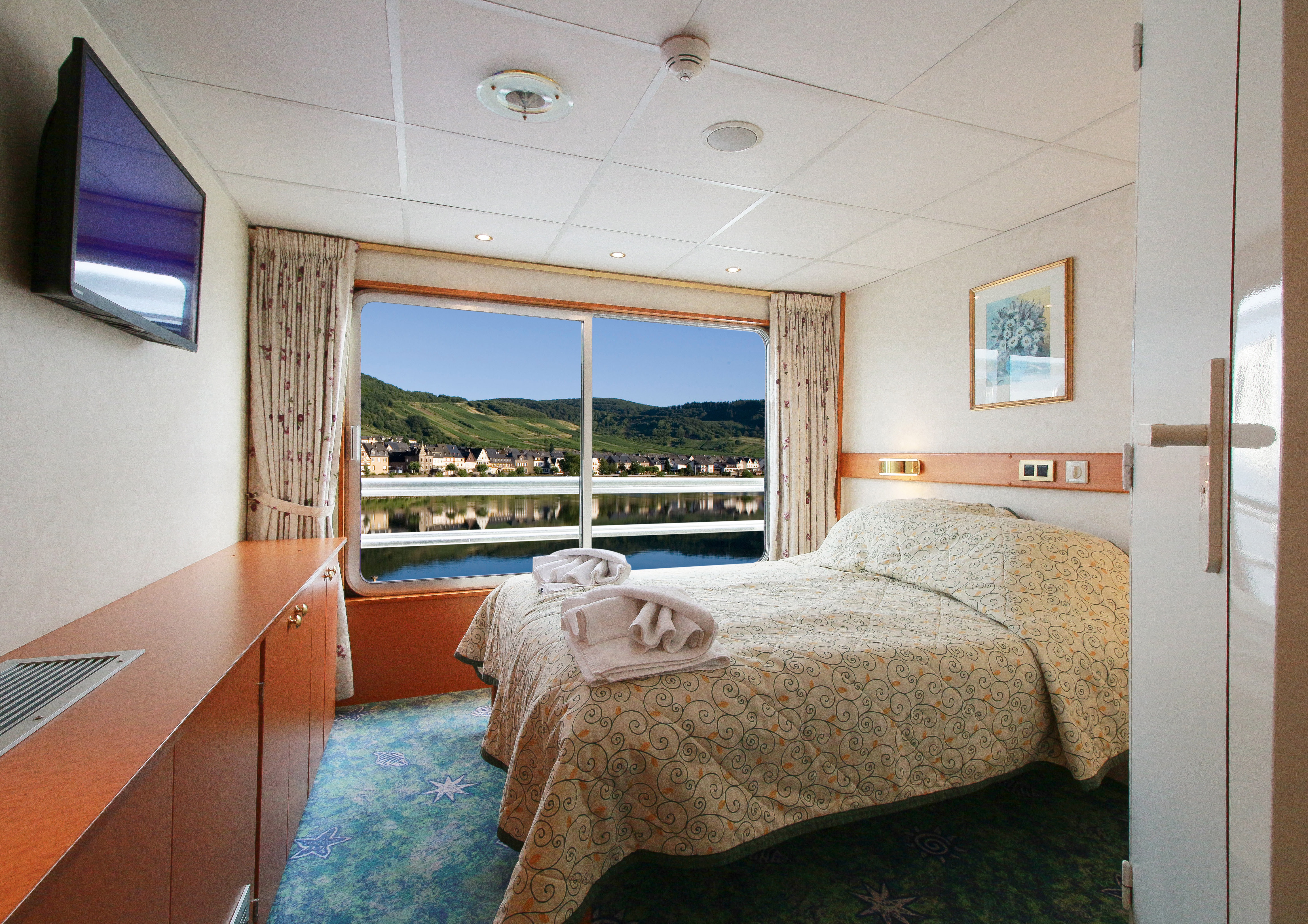 CroisiEurope MS Beethoven Cabin 6.jpg