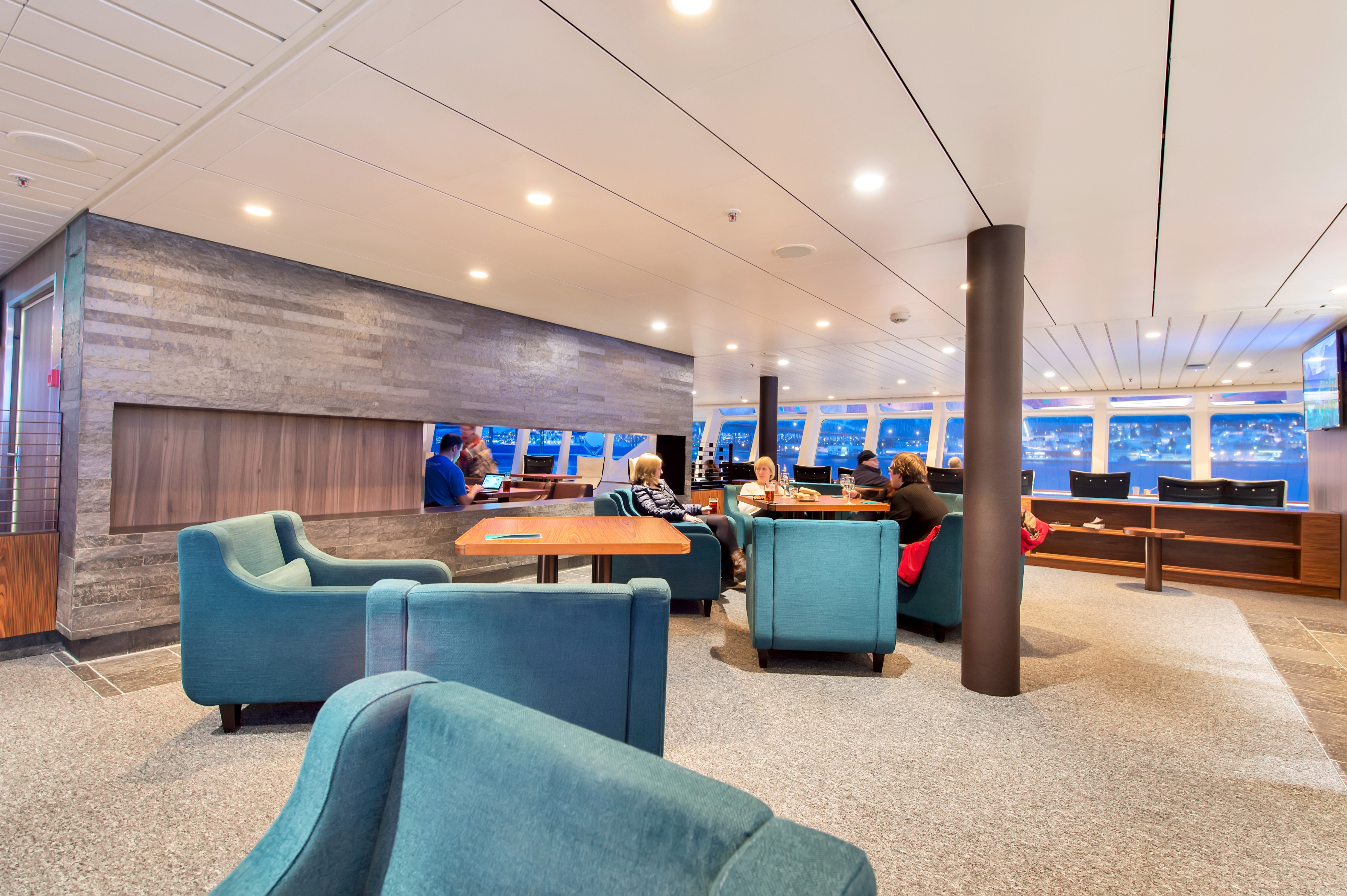 Explorer Lounge & Bar