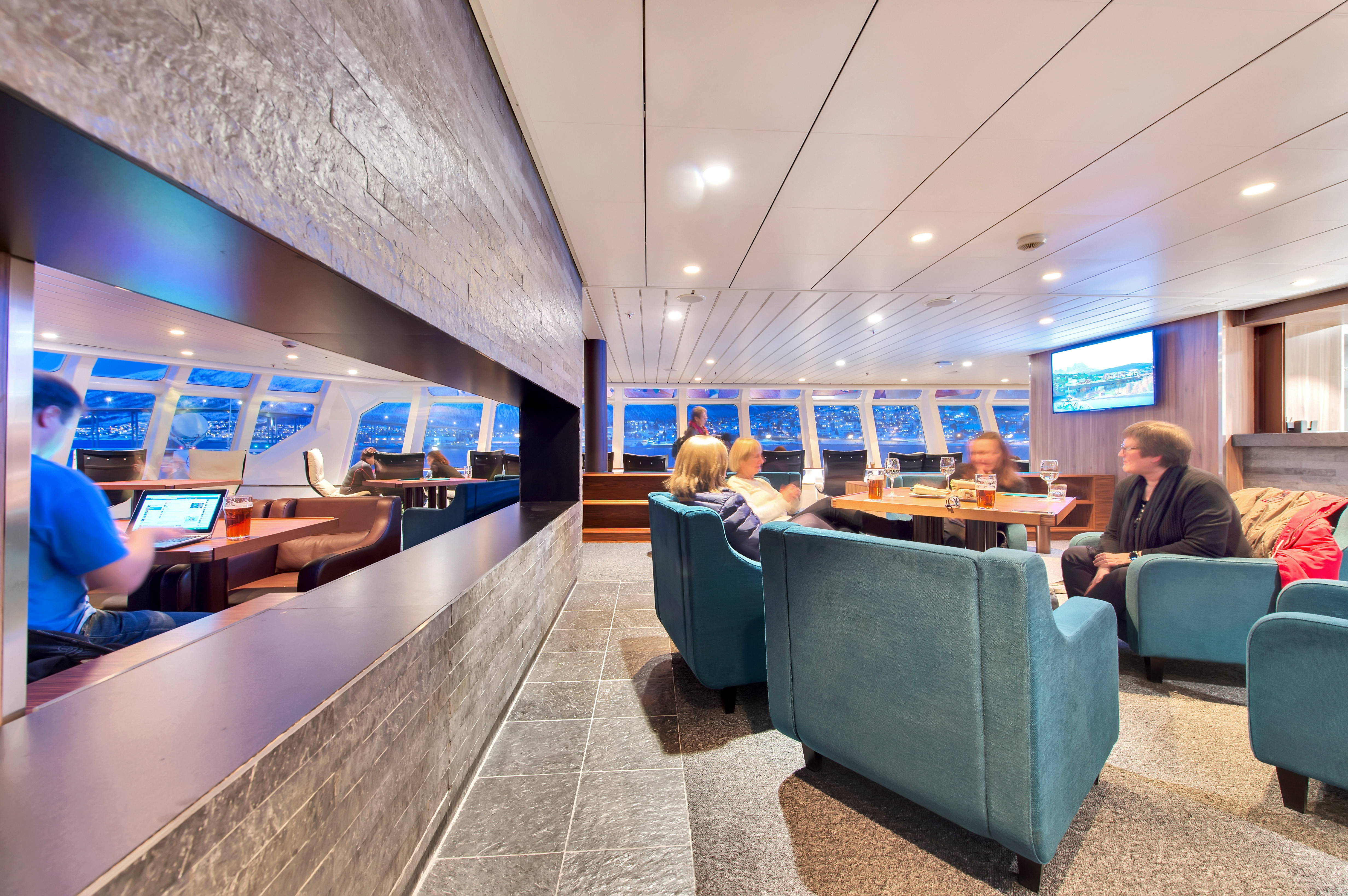 Explorer Lounge & Bar