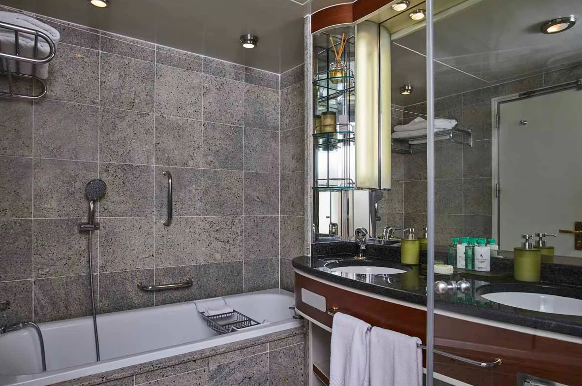 Deluxe Veranda Suite