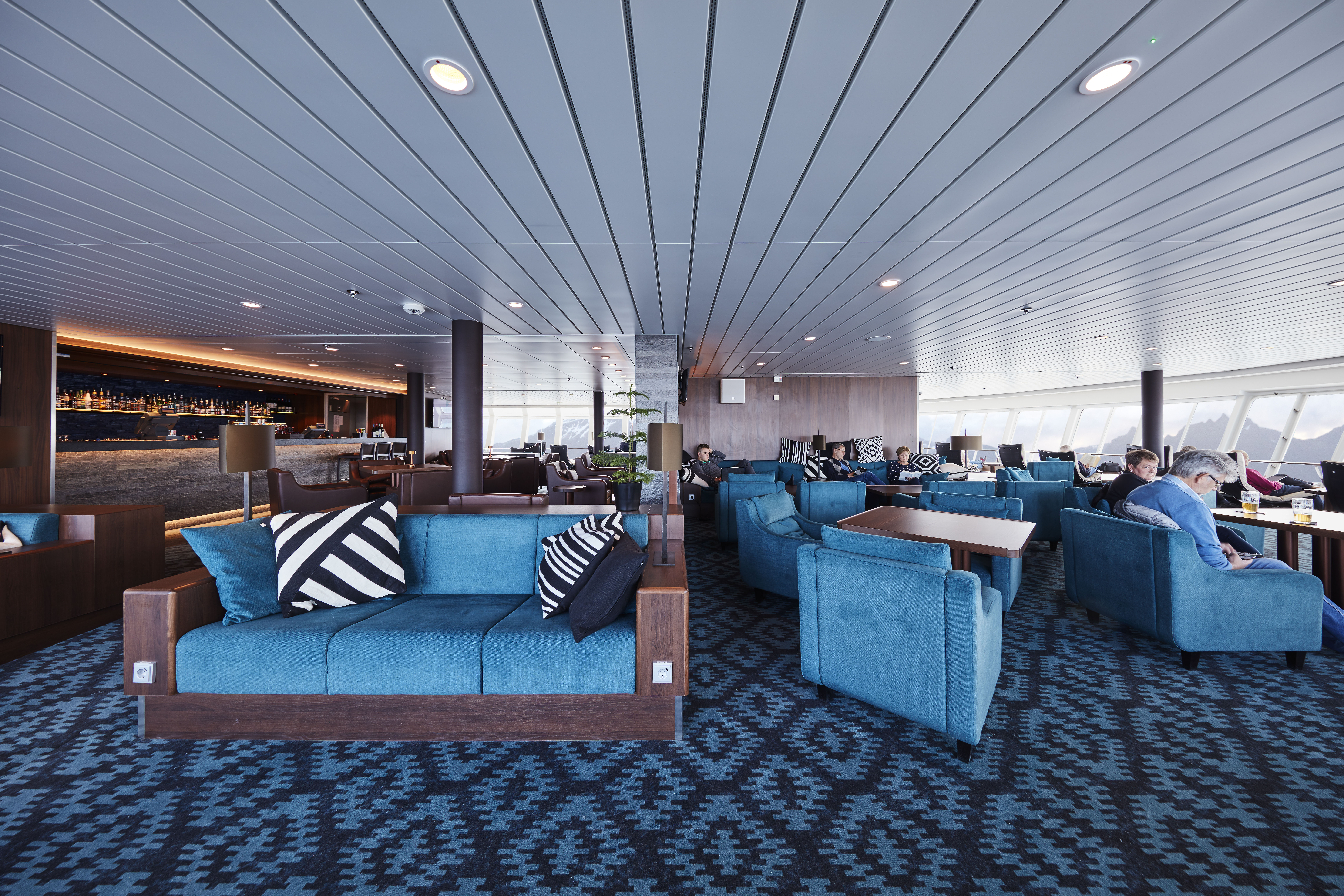 Explorer Lounge & Bar