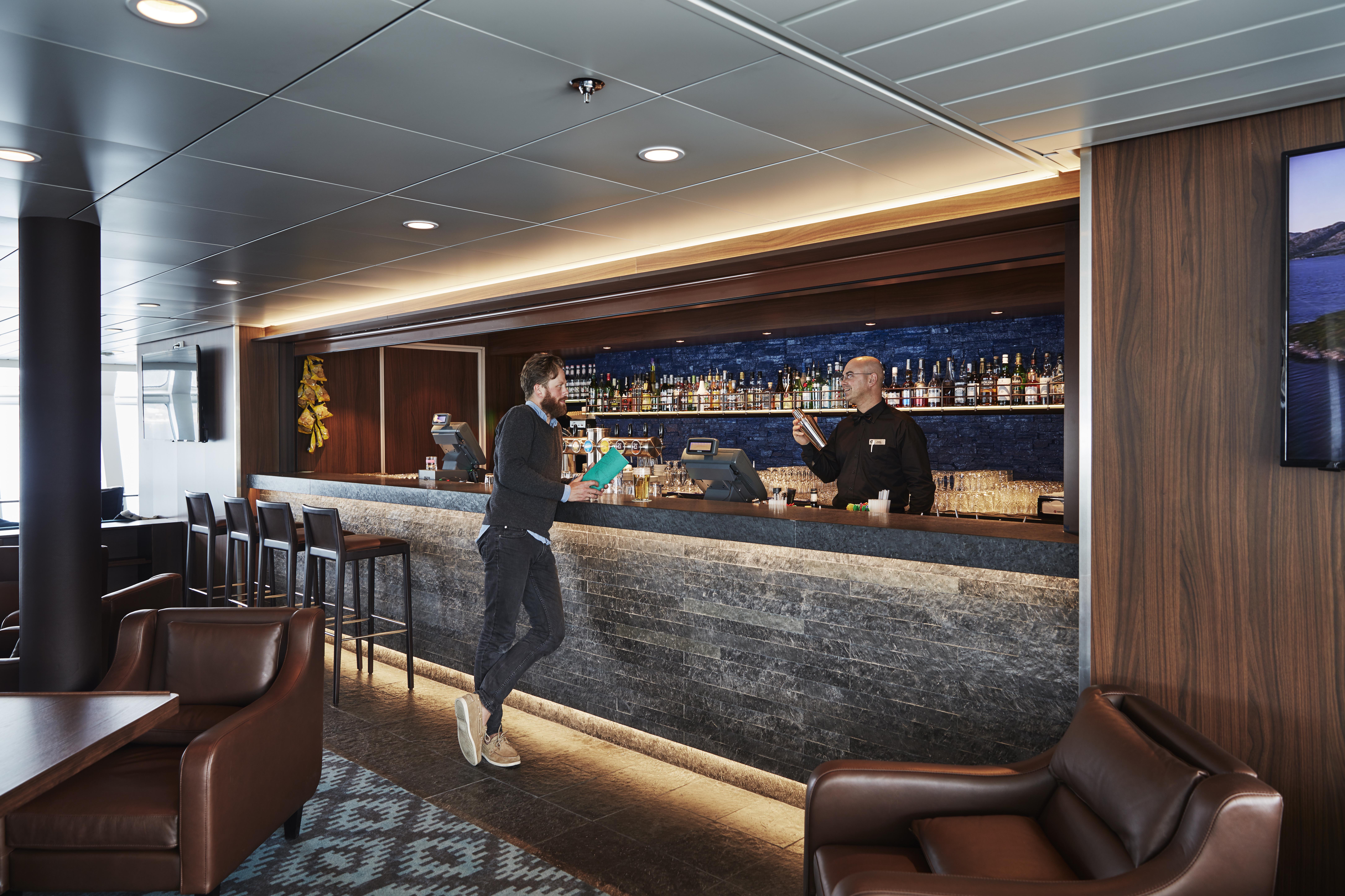 Explorer Lounge & Bar