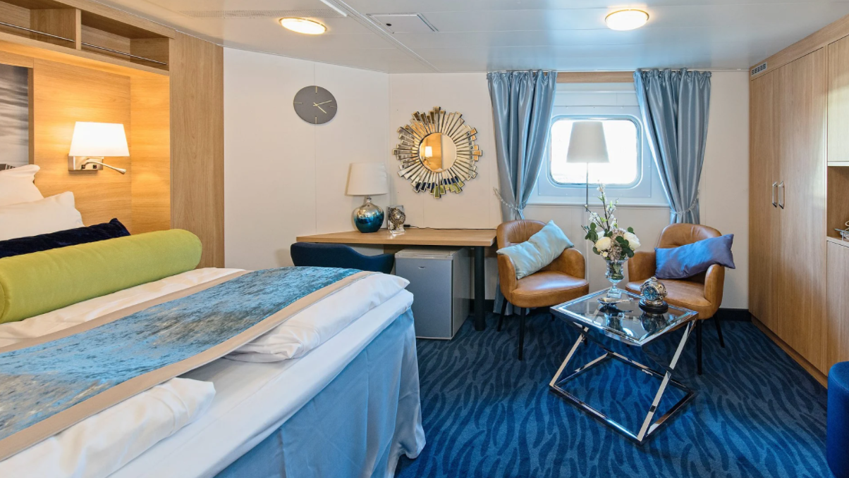 Expedition Suite | Mini suite on middle or upper deck
