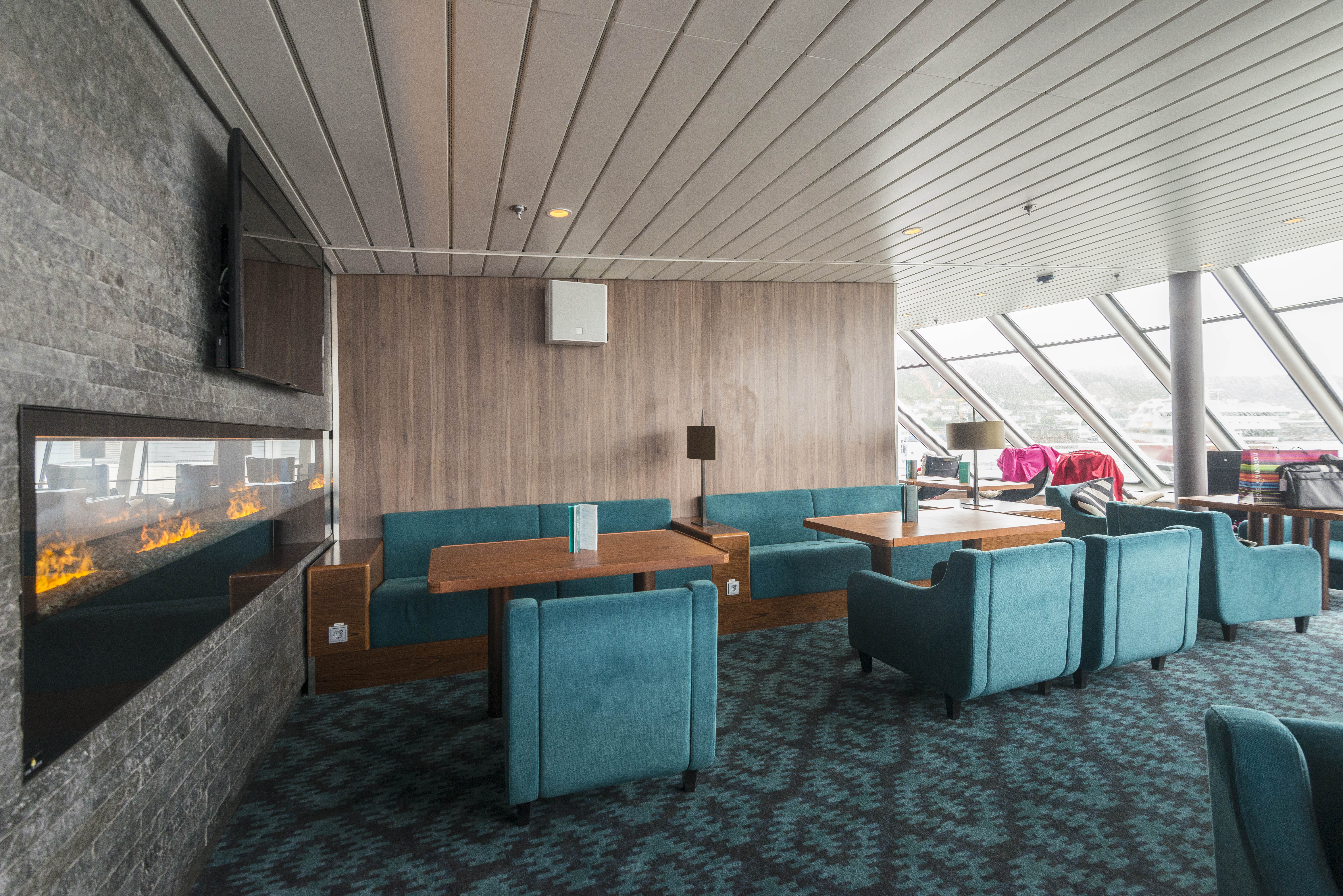 Explorer Lounge & Bar
