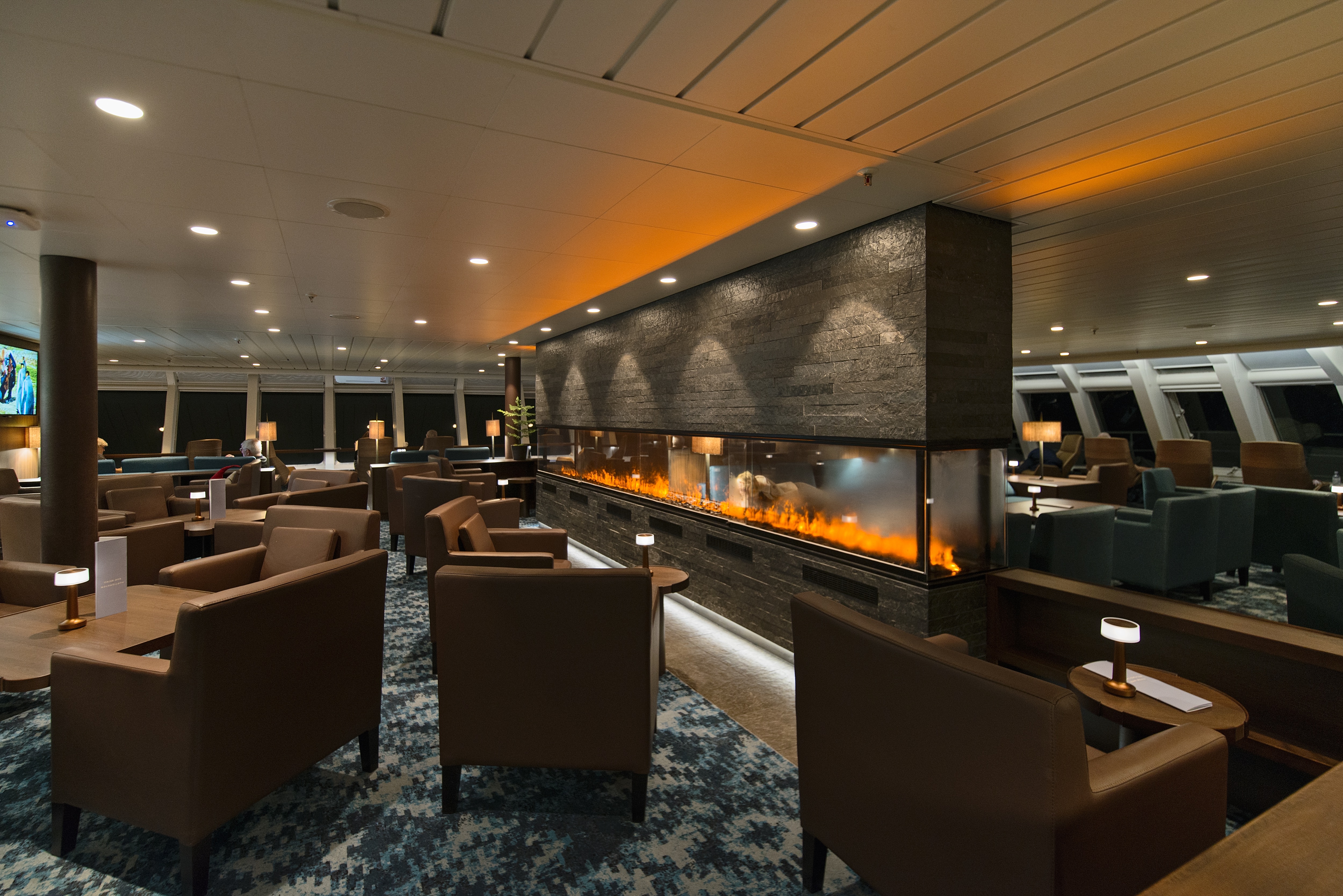 Explorer Lounge & Bar