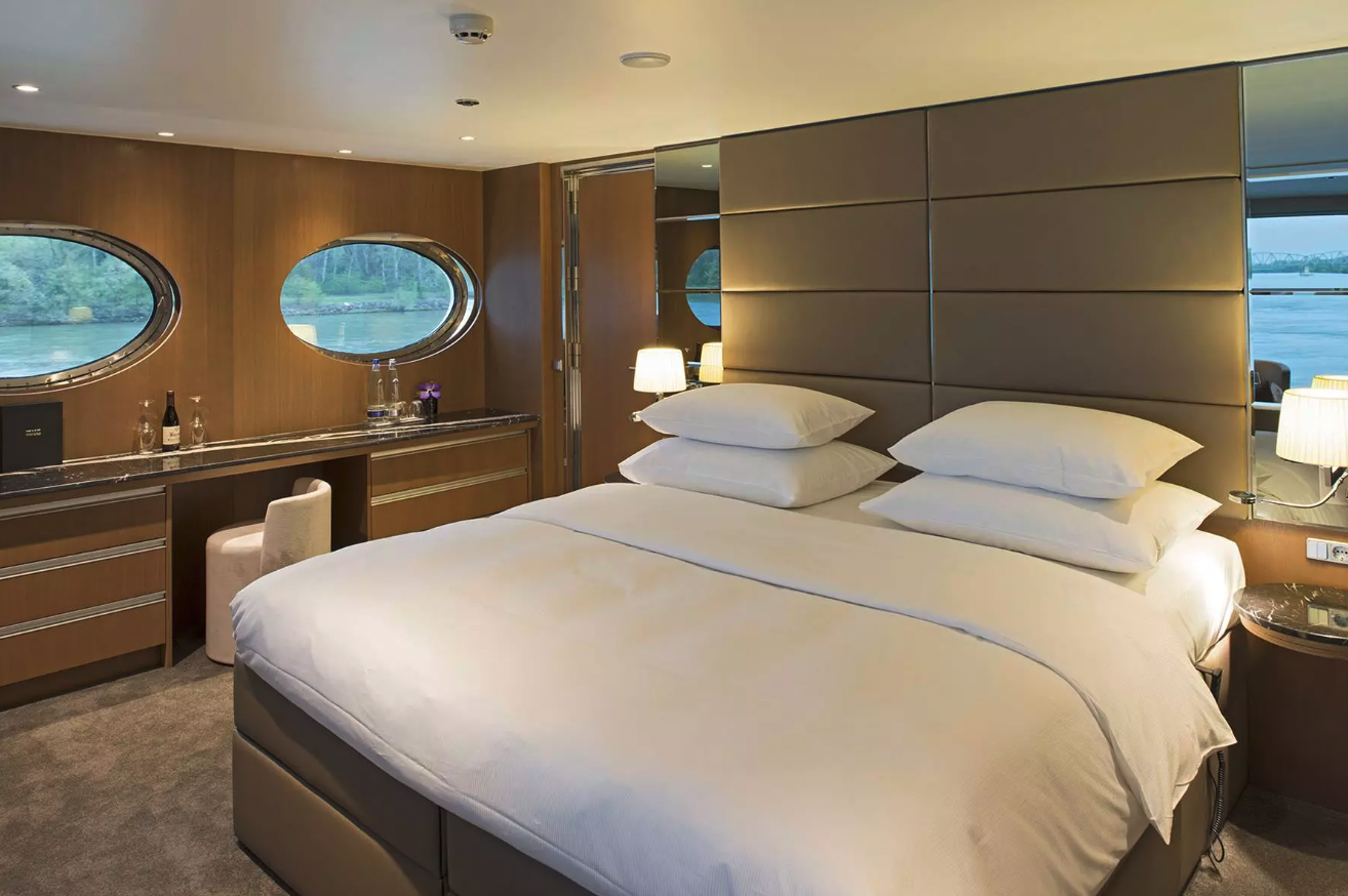 Scenic River Cruises Scenic Jewel Crystal Jade Royal Panorama Suite 4 ©Scenic River Cruises.png