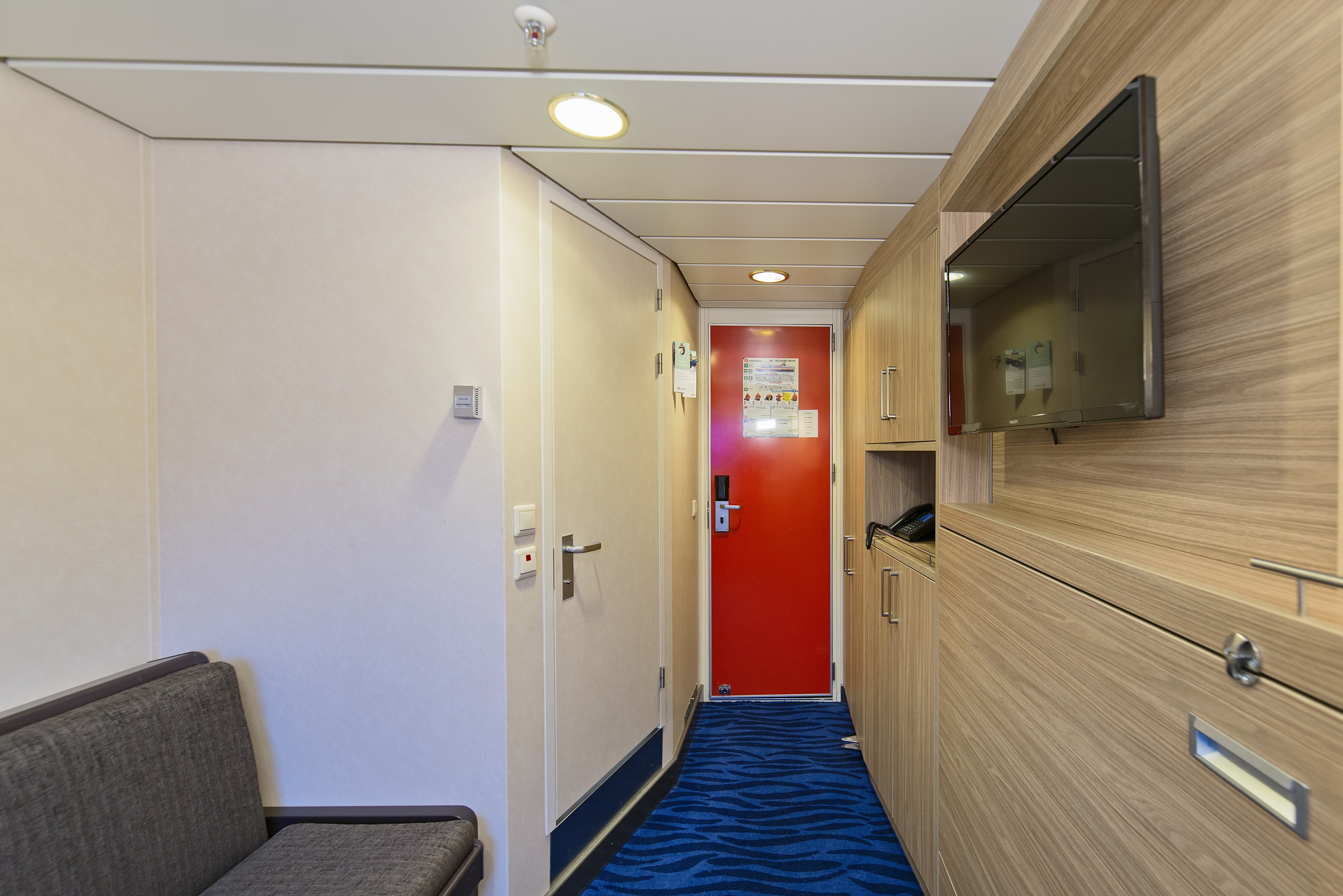 Polar Outside | Middle deck for up to 3 travellers
