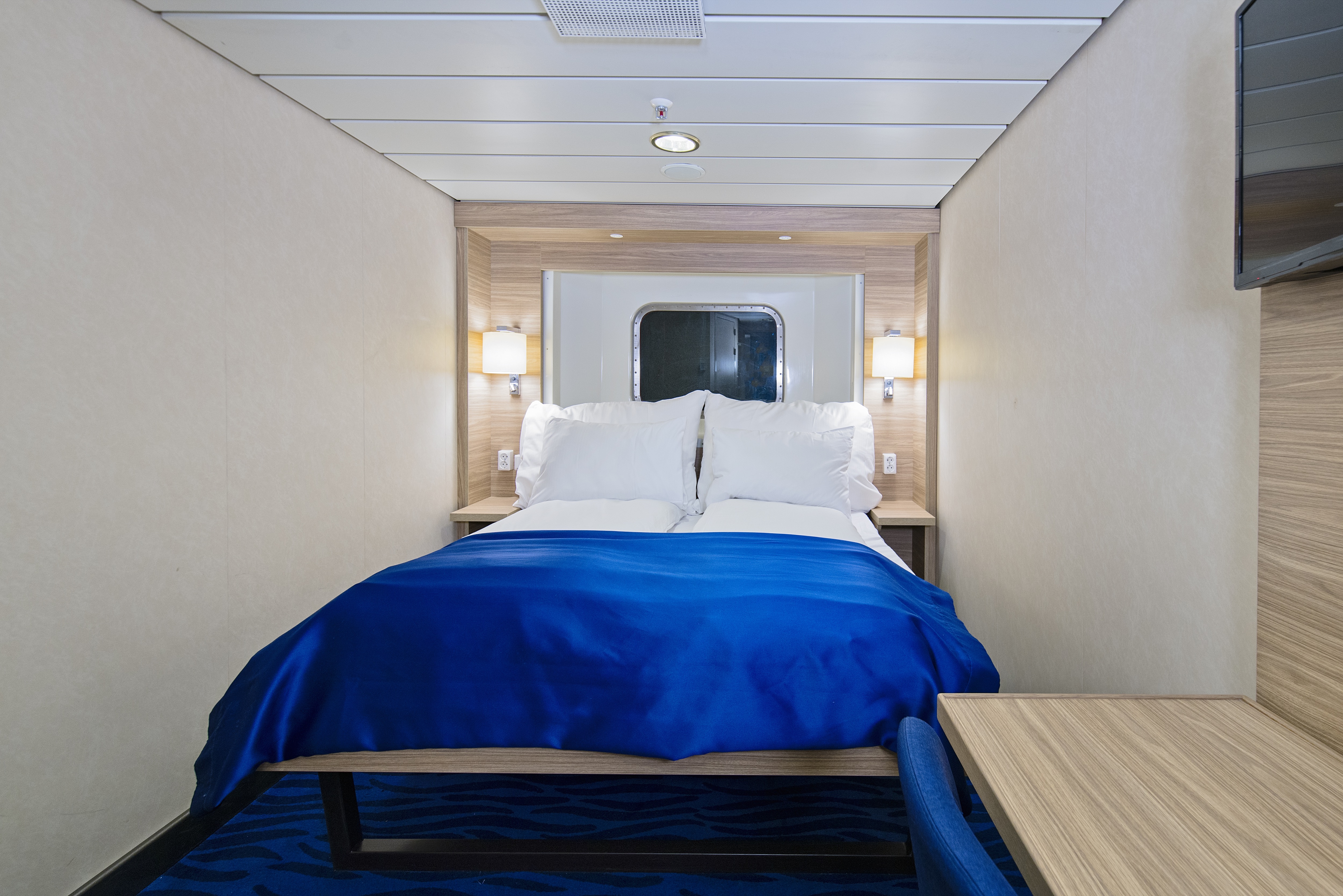 Polar Outside | Double on lower deck with window
