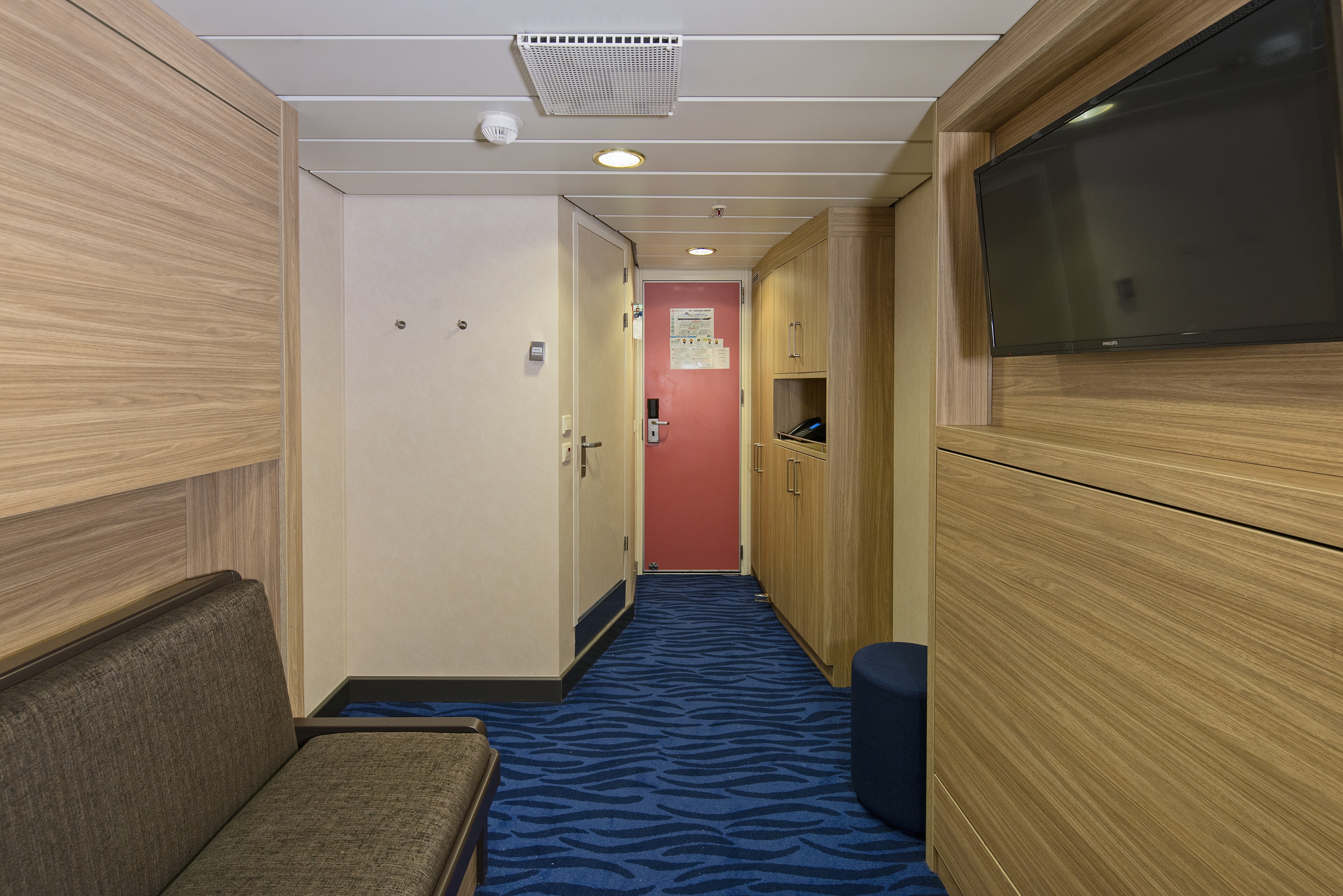 Polar Outside | Triple on lower deck with window