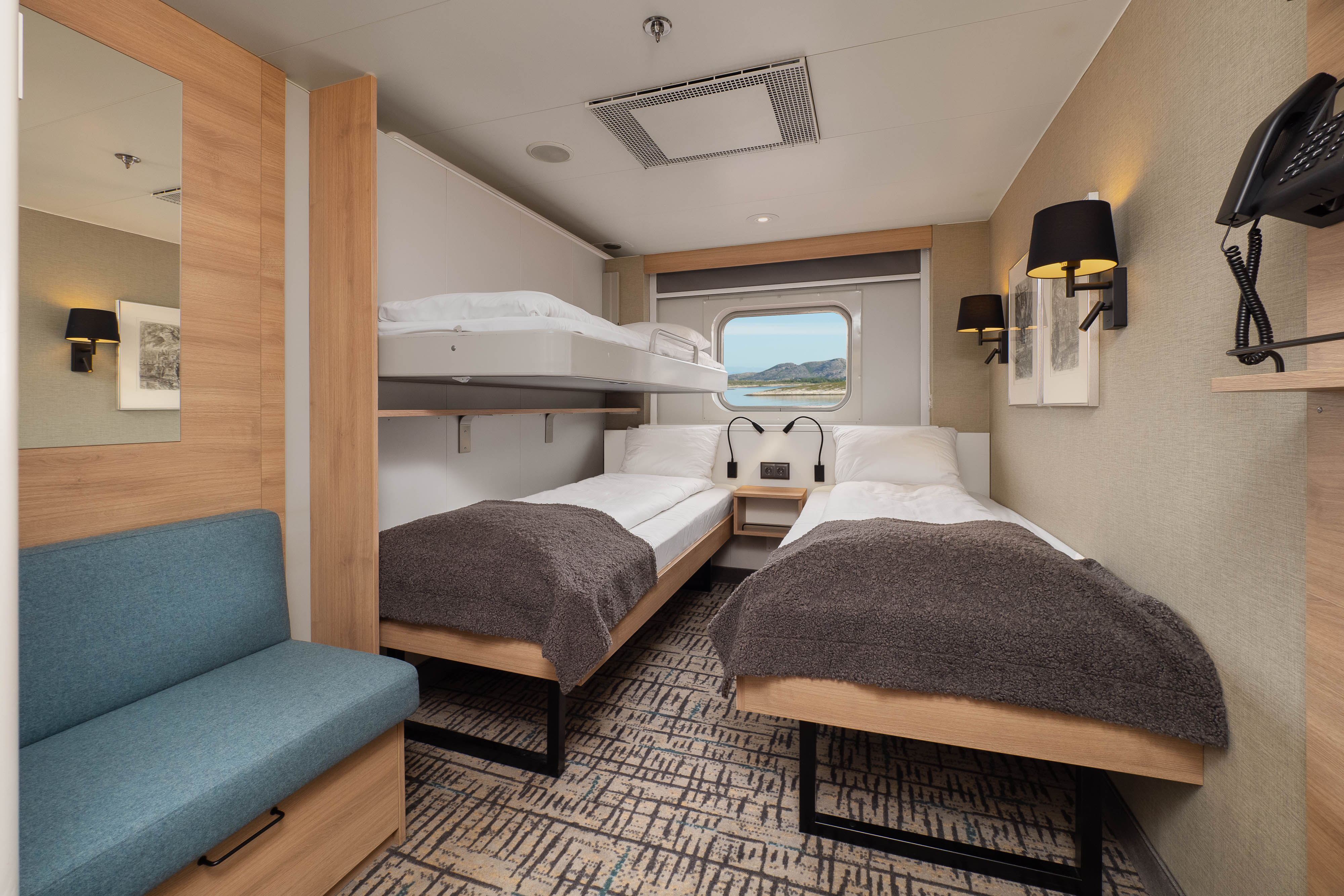 Polar Outside | Middle deck for up to 3 travellers