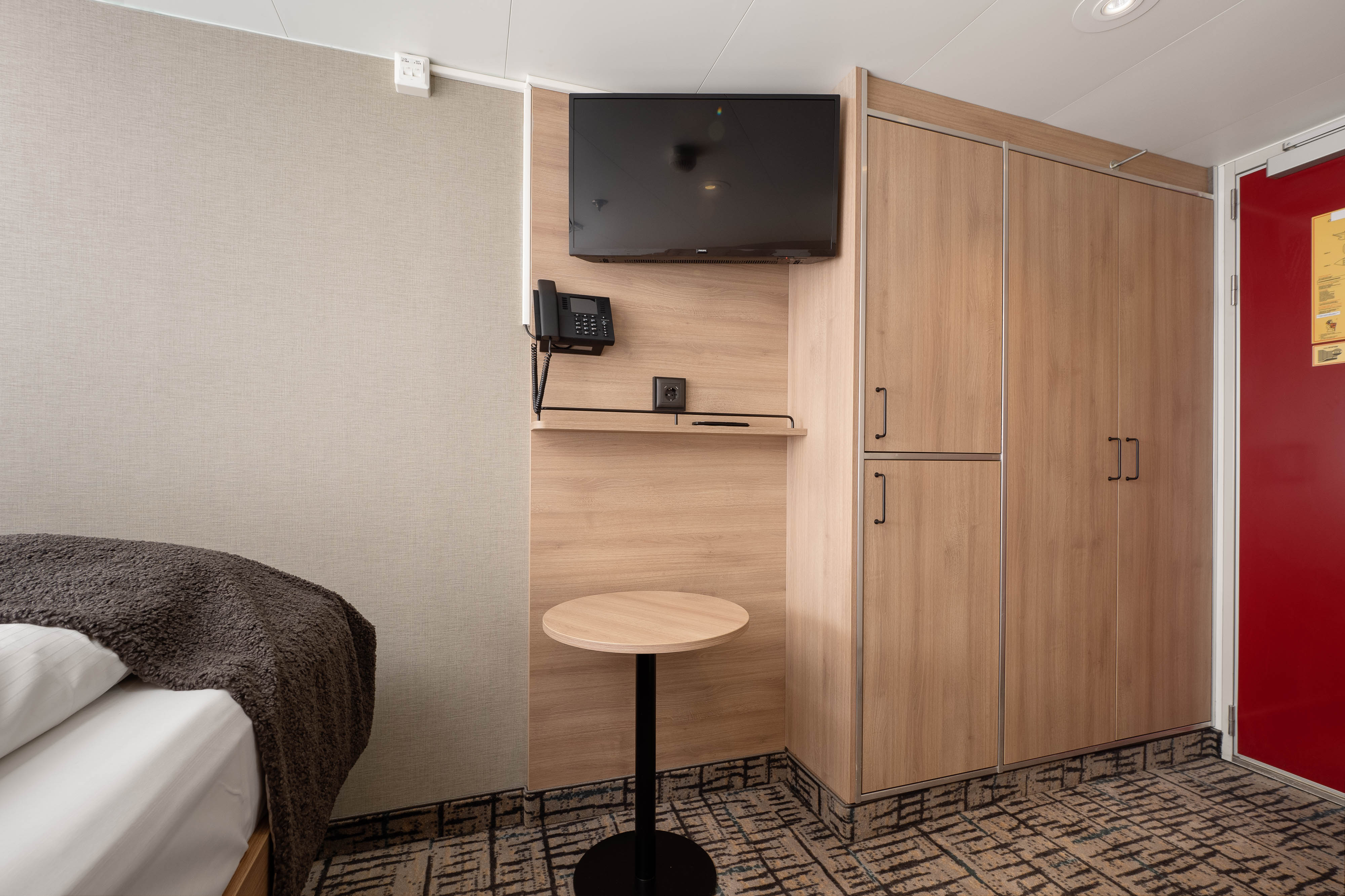 Polar Outside | Double on lower deck with window