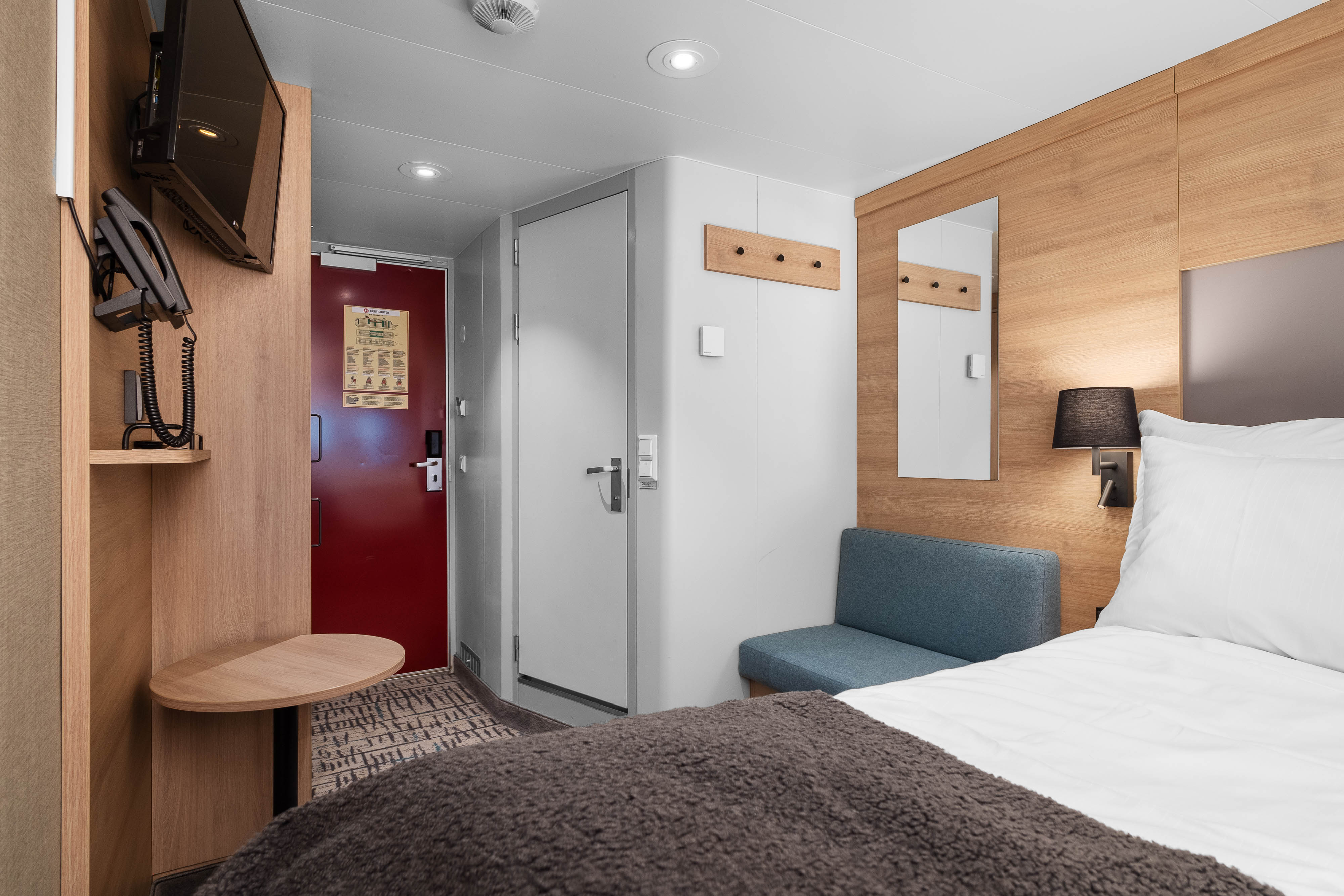 Polar Outside | Double on lower deck with porthole