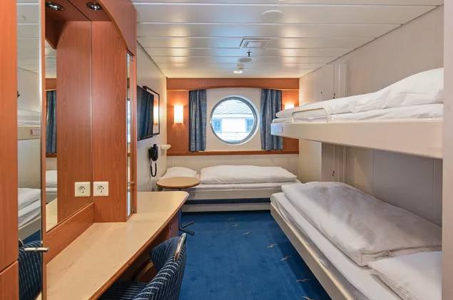 Polar Outside | Middle deck for up to 3 travellers