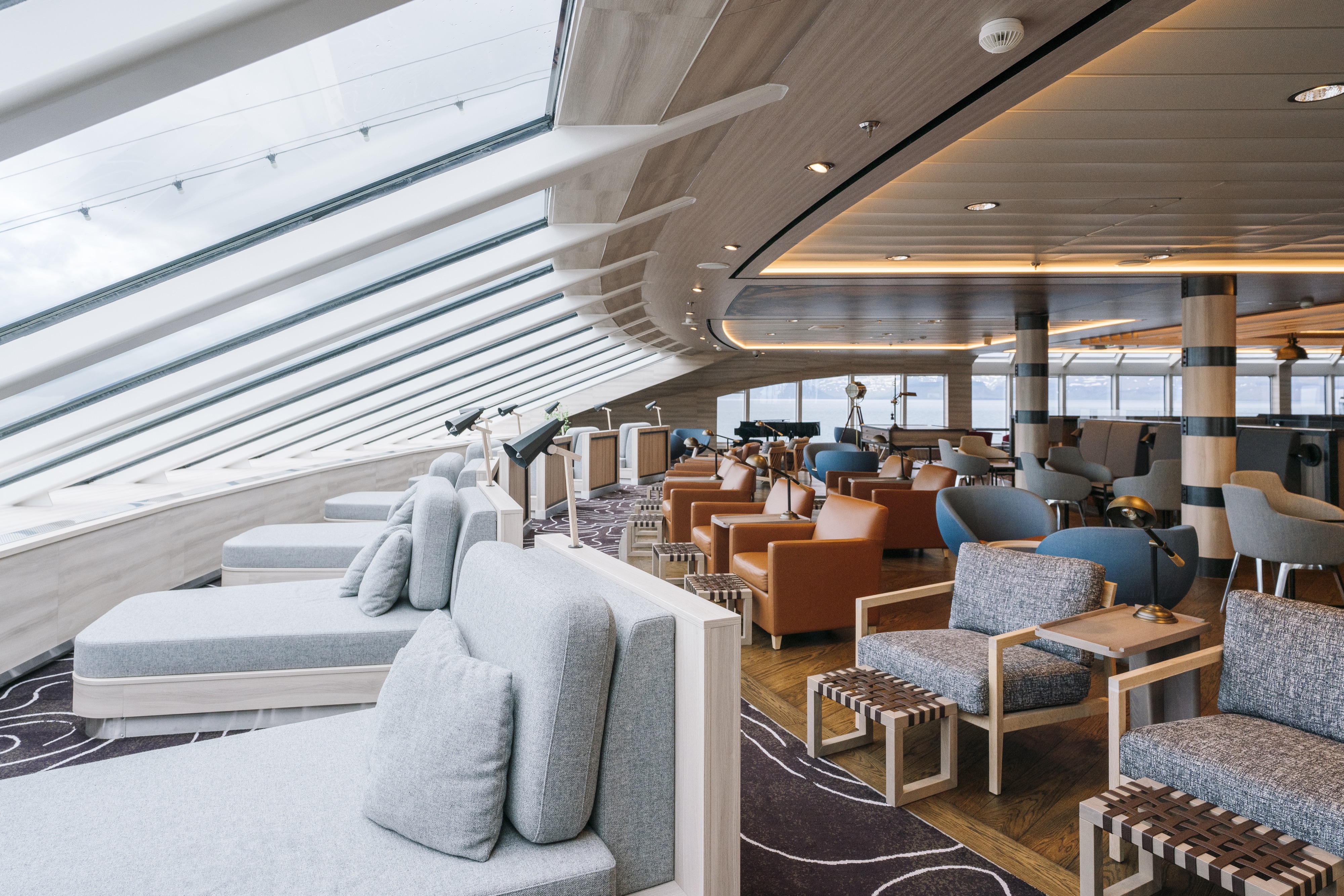 Explorer Lounge & Bar