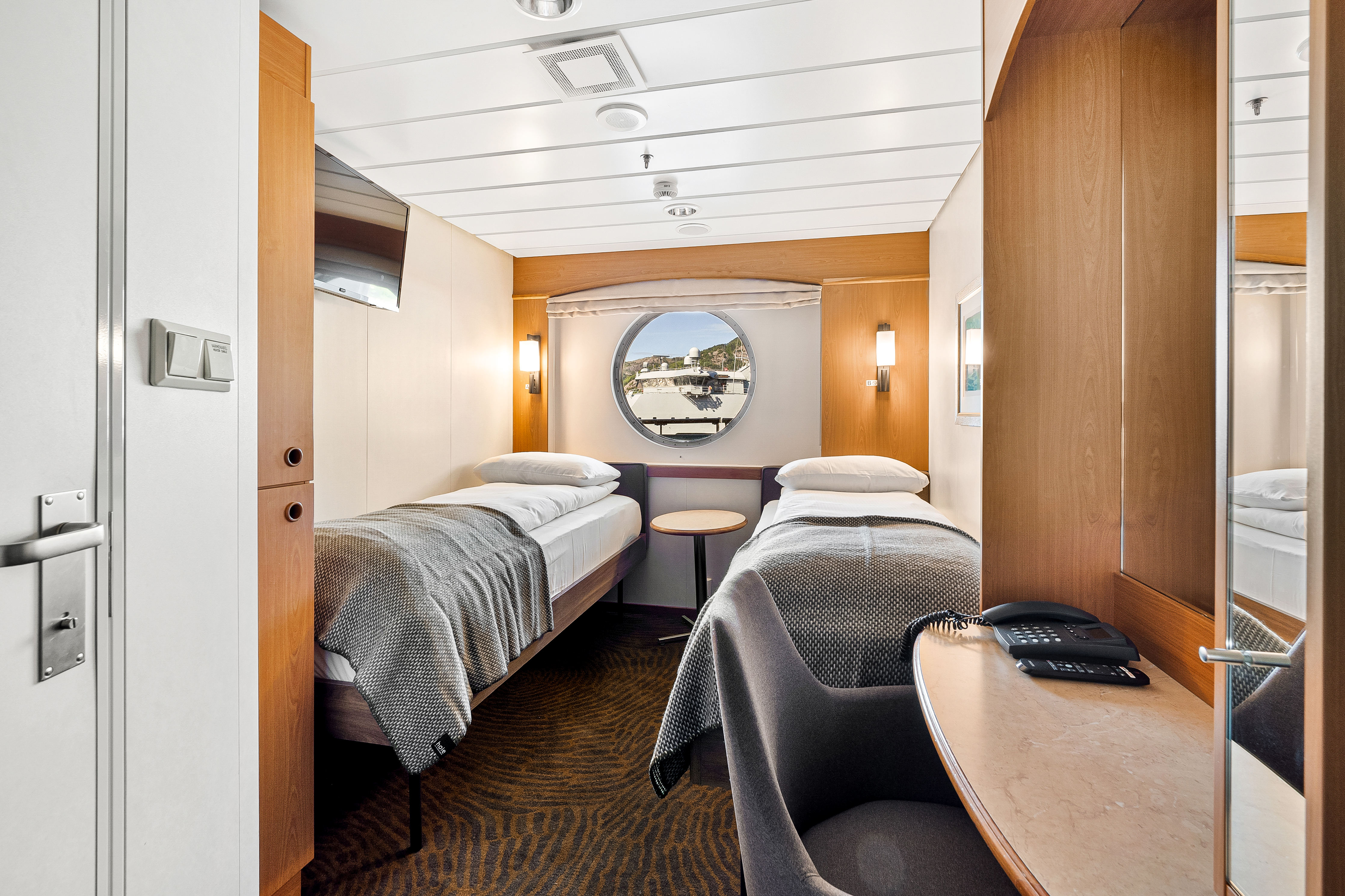 Polar Outside | Middle deck for two travellers