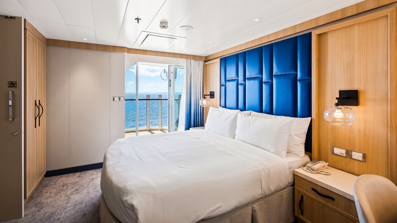 Spacious AquaTheater Suite - 1 Bedroom