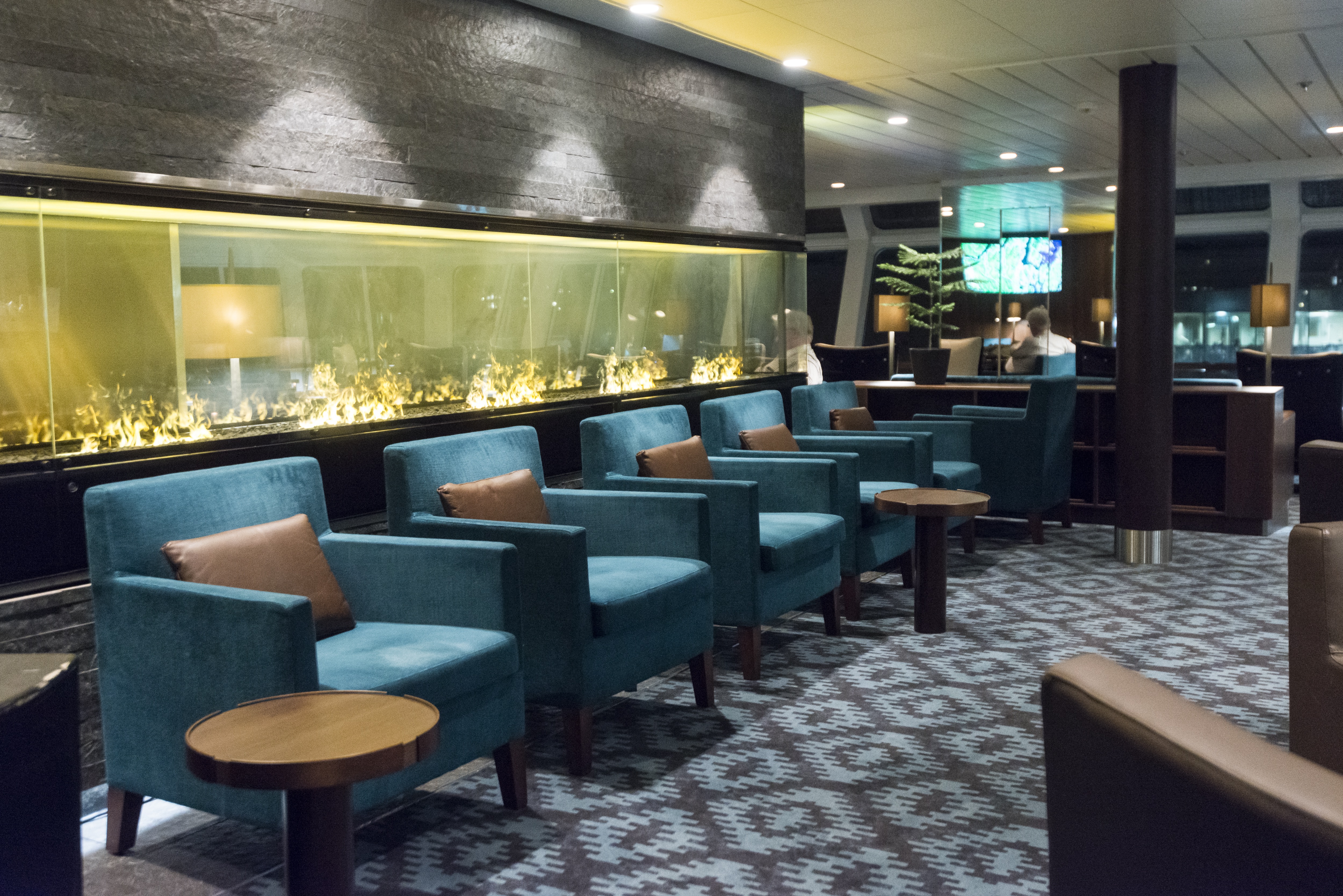 Explorer Lounge & Bar