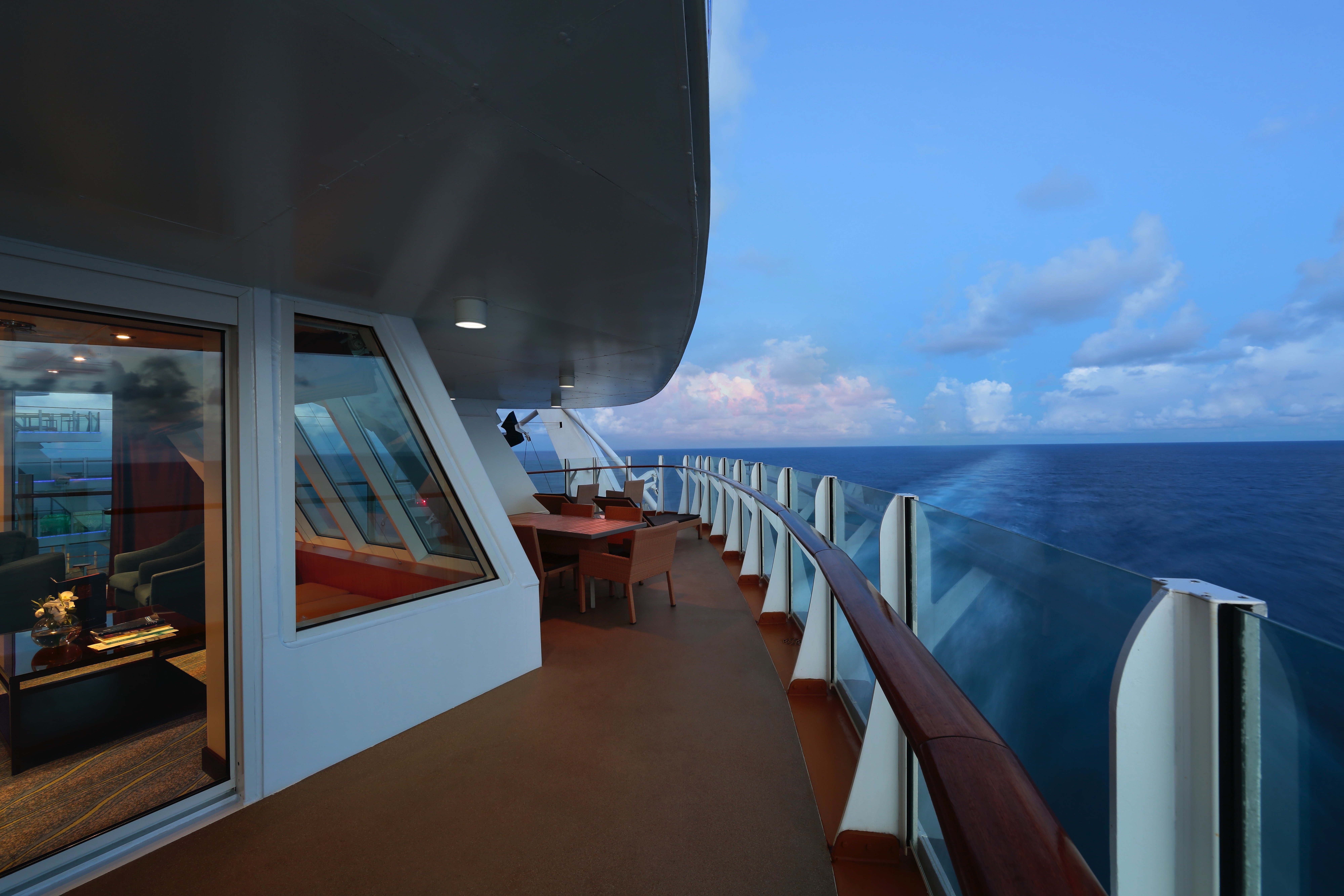 Spacious AquaTheater Suite Large Balcony - 2 bedrooms