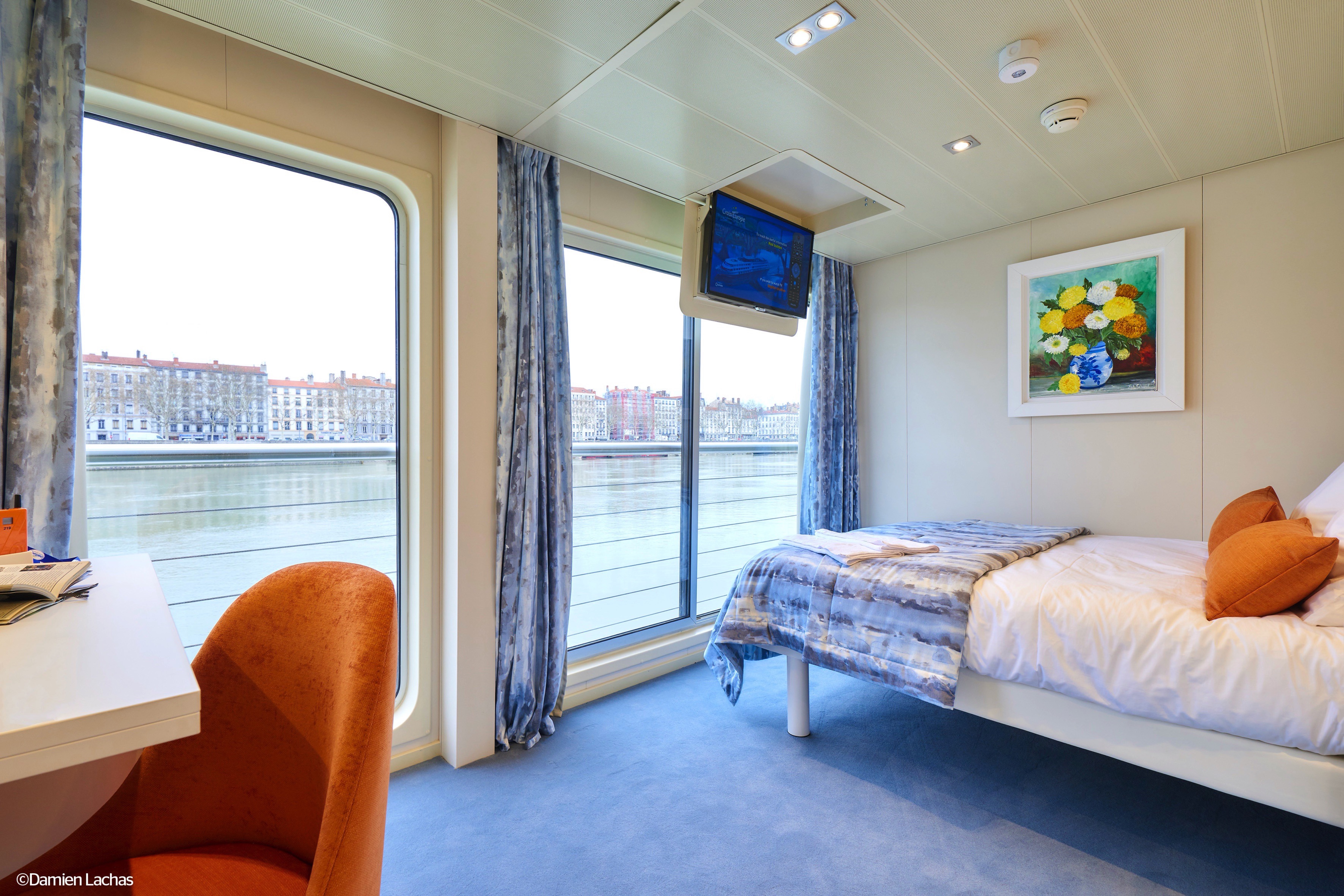CroisiEurope, MS Van Gogh, CAT. B - Upper Deck Accessible Double Bed - ©Damien Lachas.jpg