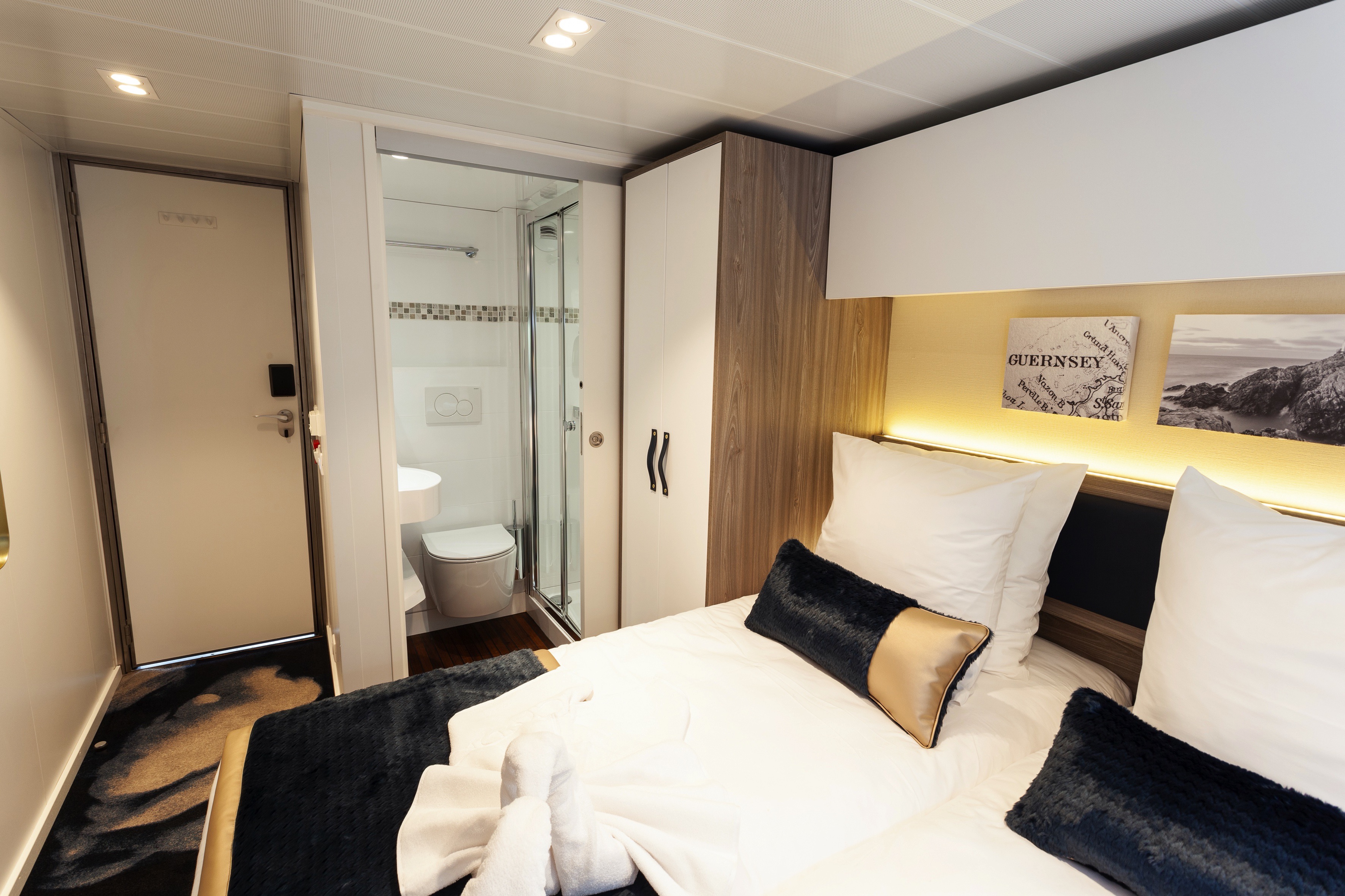 CroisiEurope, MS Victor Hugo, CAT. A - Upper Deck 2 Adjustable Twin Beds - ©David Bleuset.jpg