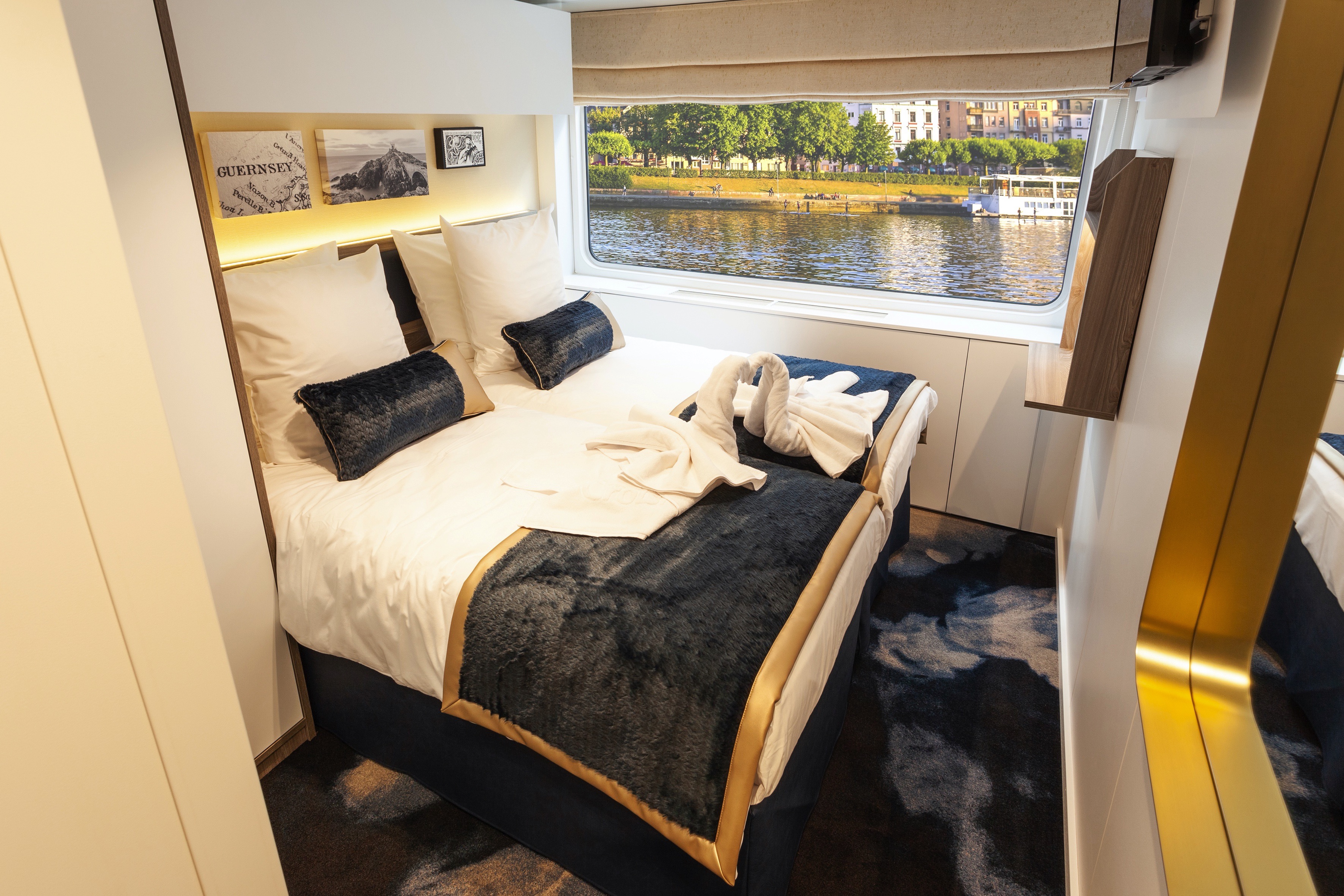 CroisiEurope, MS Victor Hugp, CAT. A - Main Deck 2 Adjustable Beds 1 - ©David Bleuset.jpg
