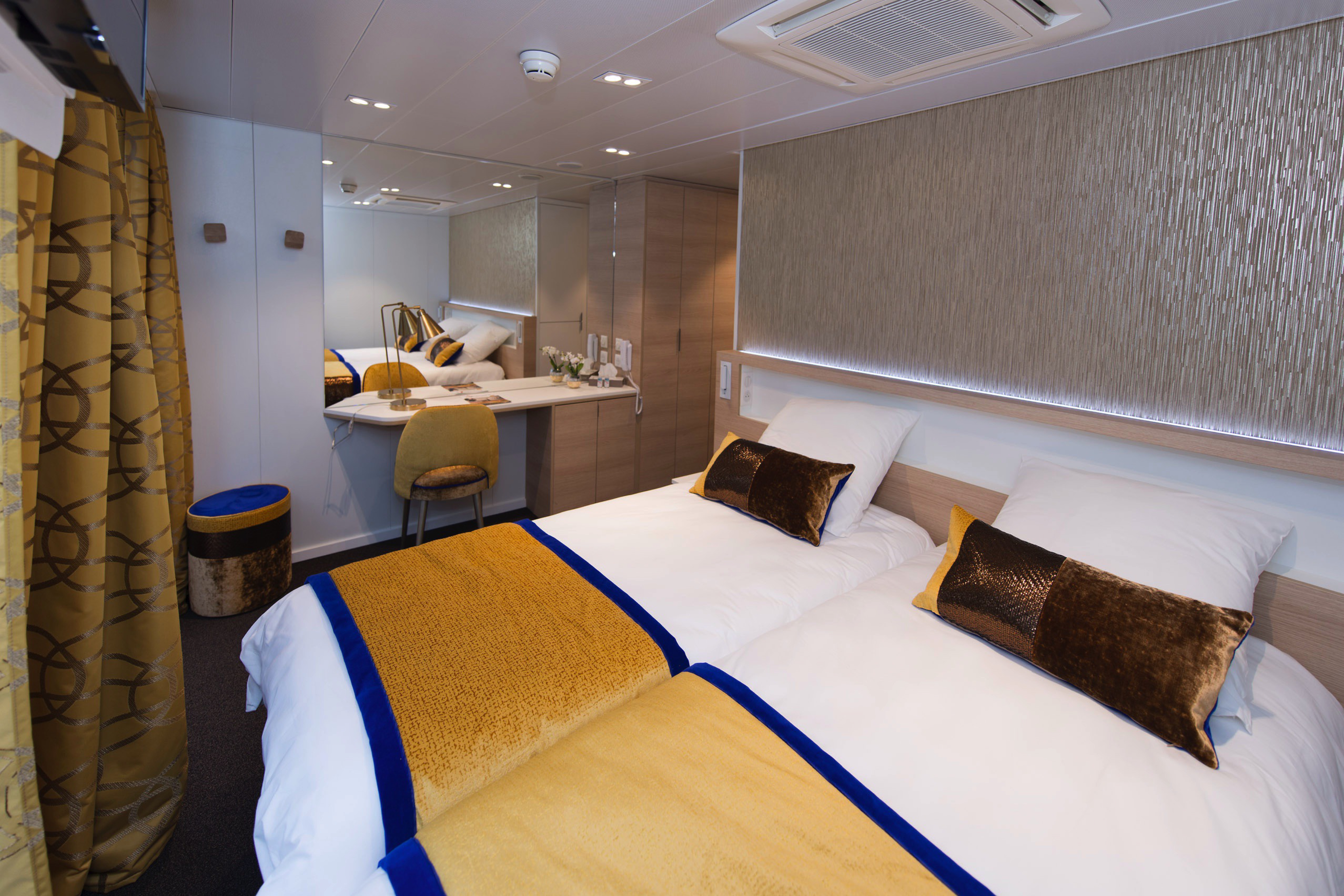 CroisiEurope, MS Symphonie, Upper Deck 2 Beds Cat A B, Copyrights - ©Denis Merck.jpg