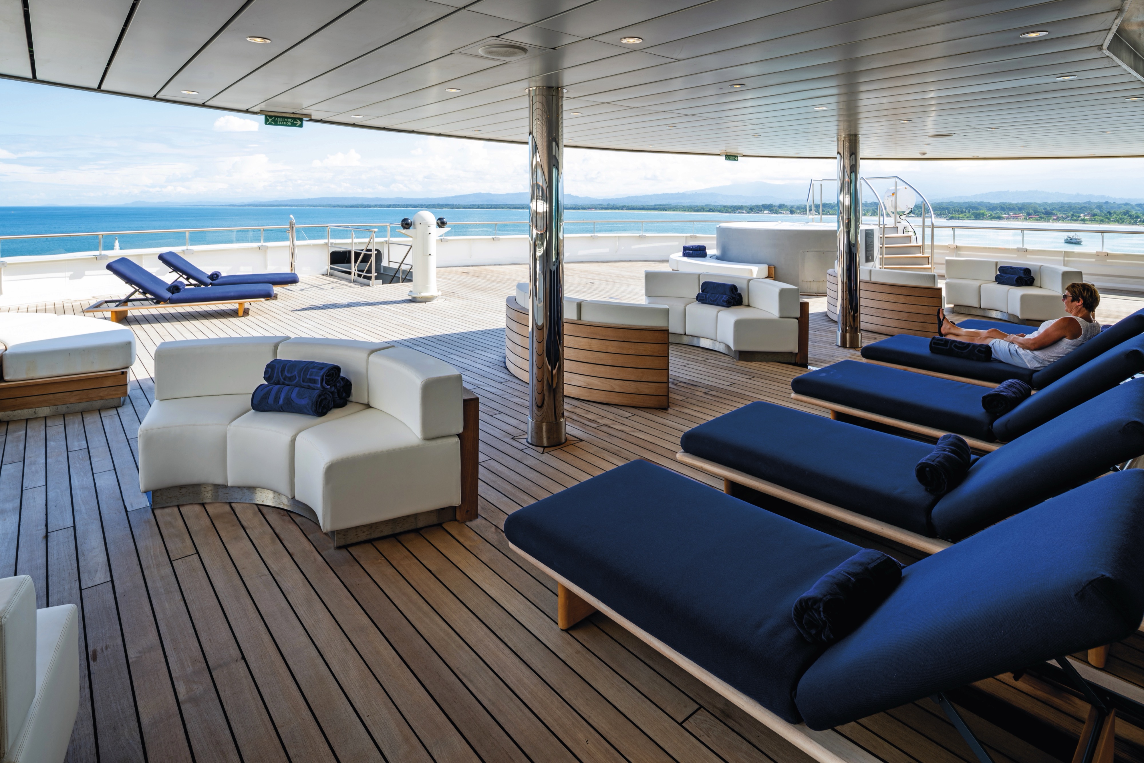 Panorama Bar, Cabanas & Vitality Pools