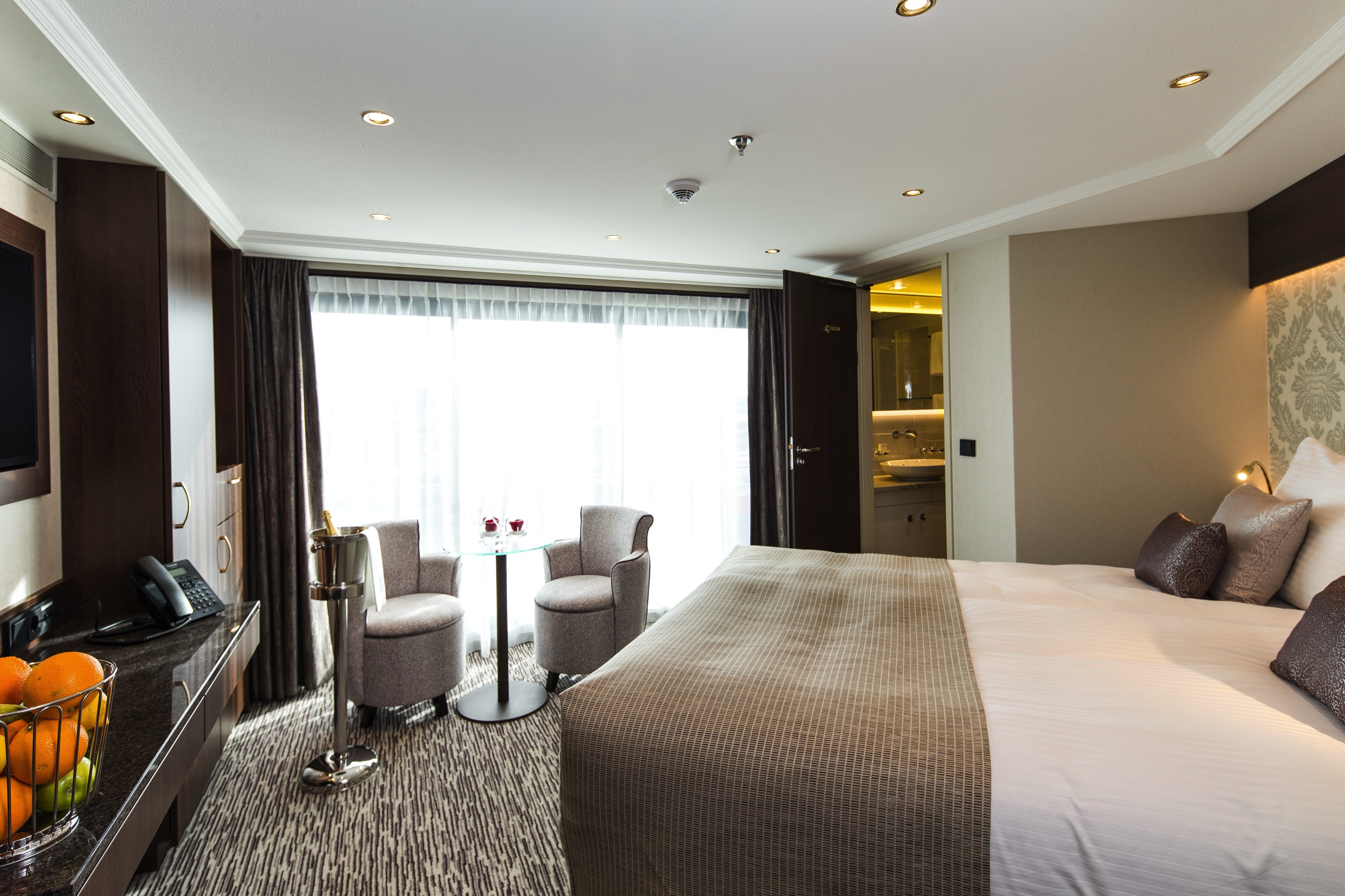 Riviera Travel, Ms Thomas Hardy, Superior Suite