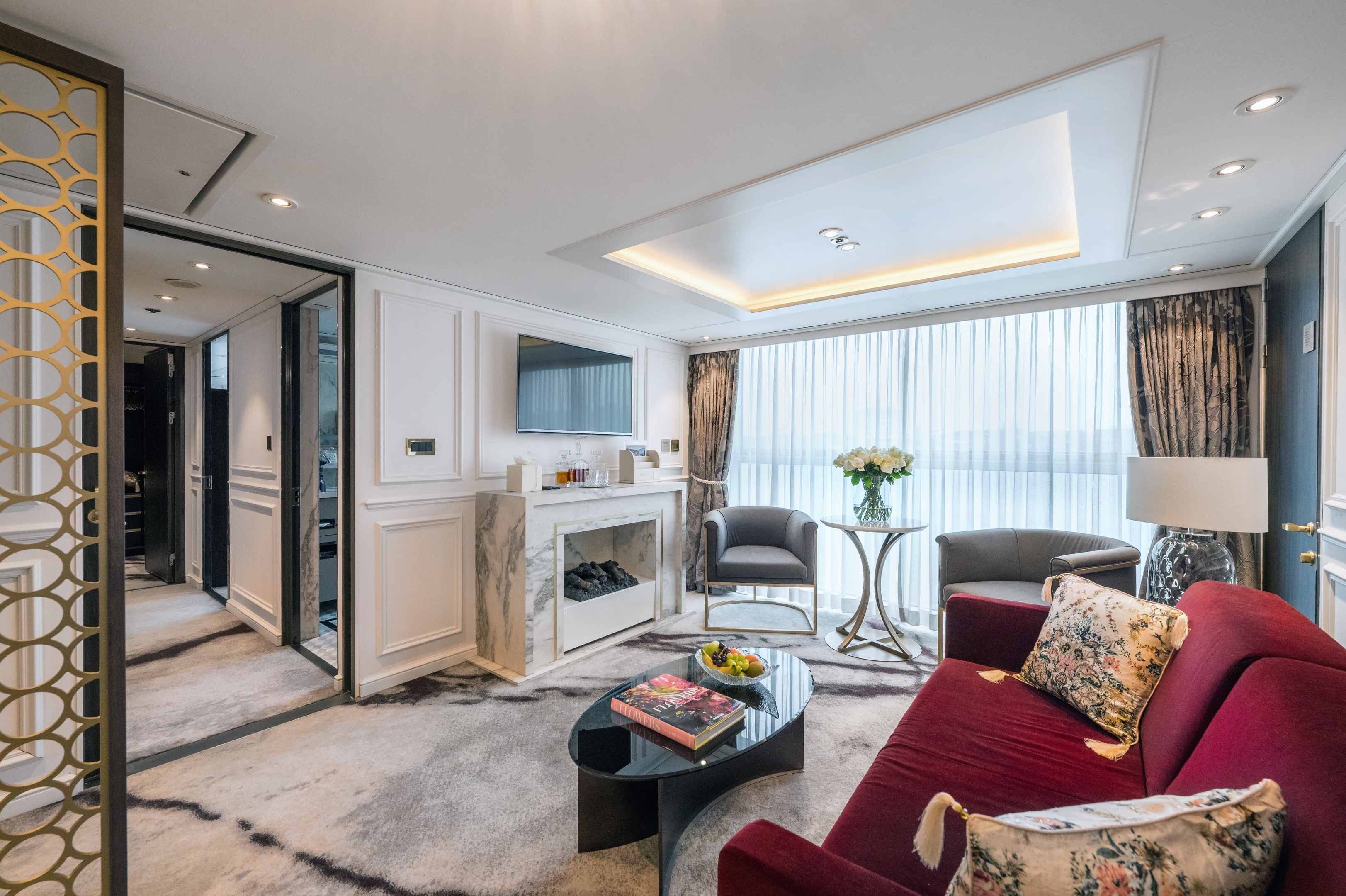 Uniworld SS Victoria - Royal Suite 2.jpg