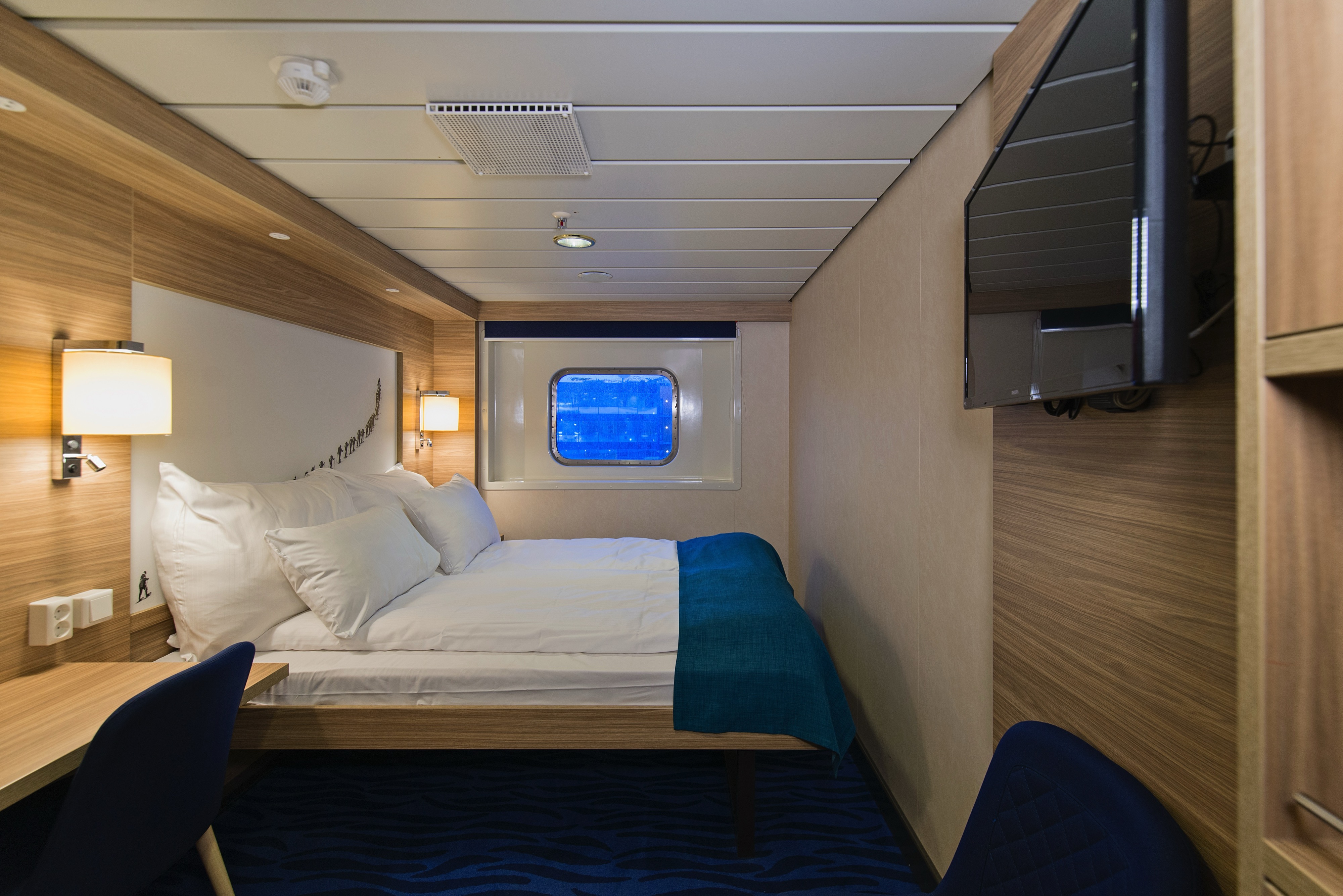 Arctic Superior | Double on upper deck with window (restricted view)
