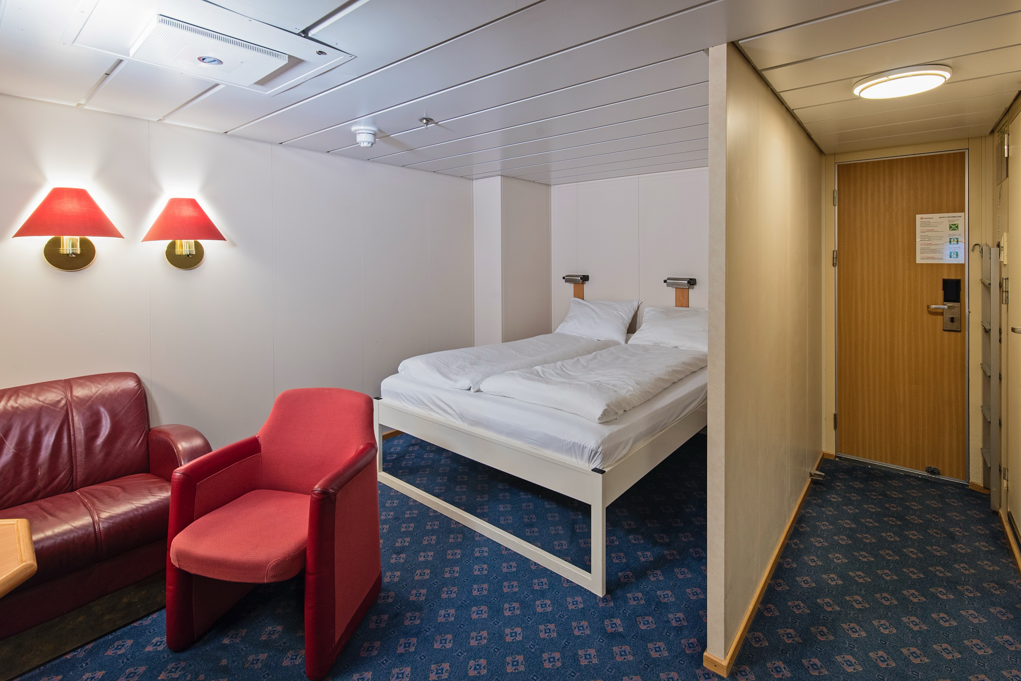 Polar Outside | Quadruple on lower deck with porthole