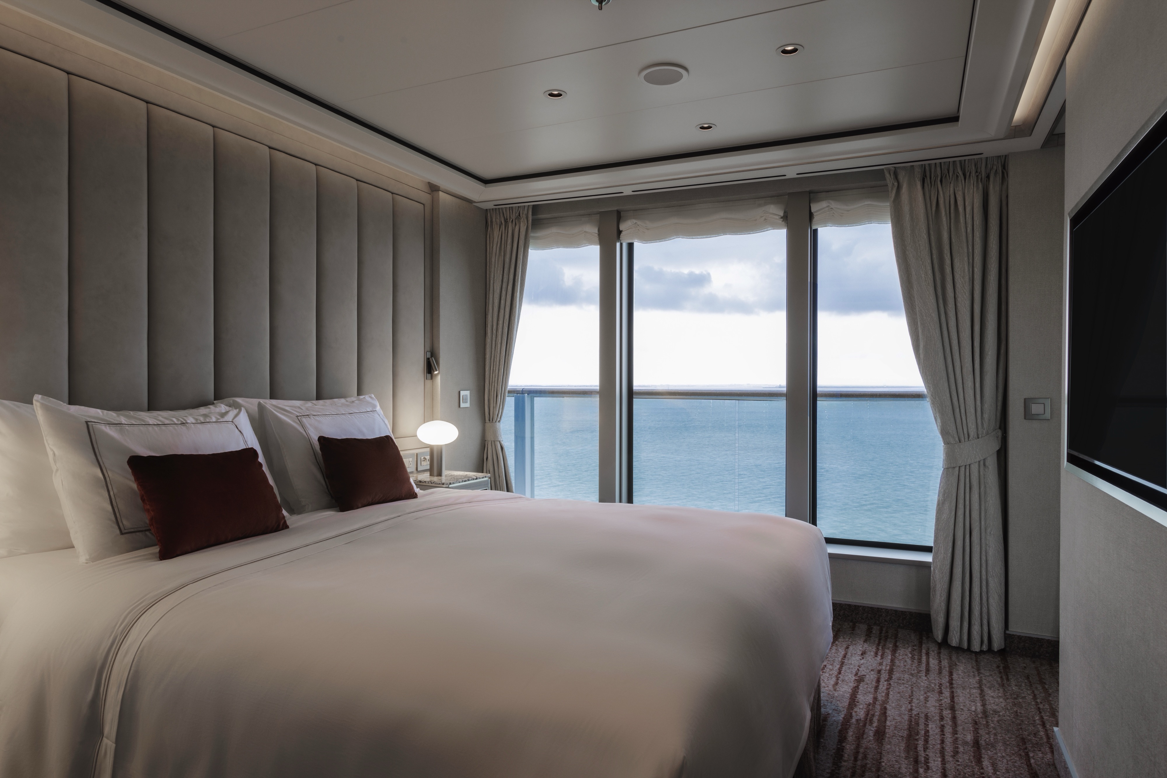 Silversea, Silver Ray, Master Suite Bedroom ©Silversea Cruises Ltd