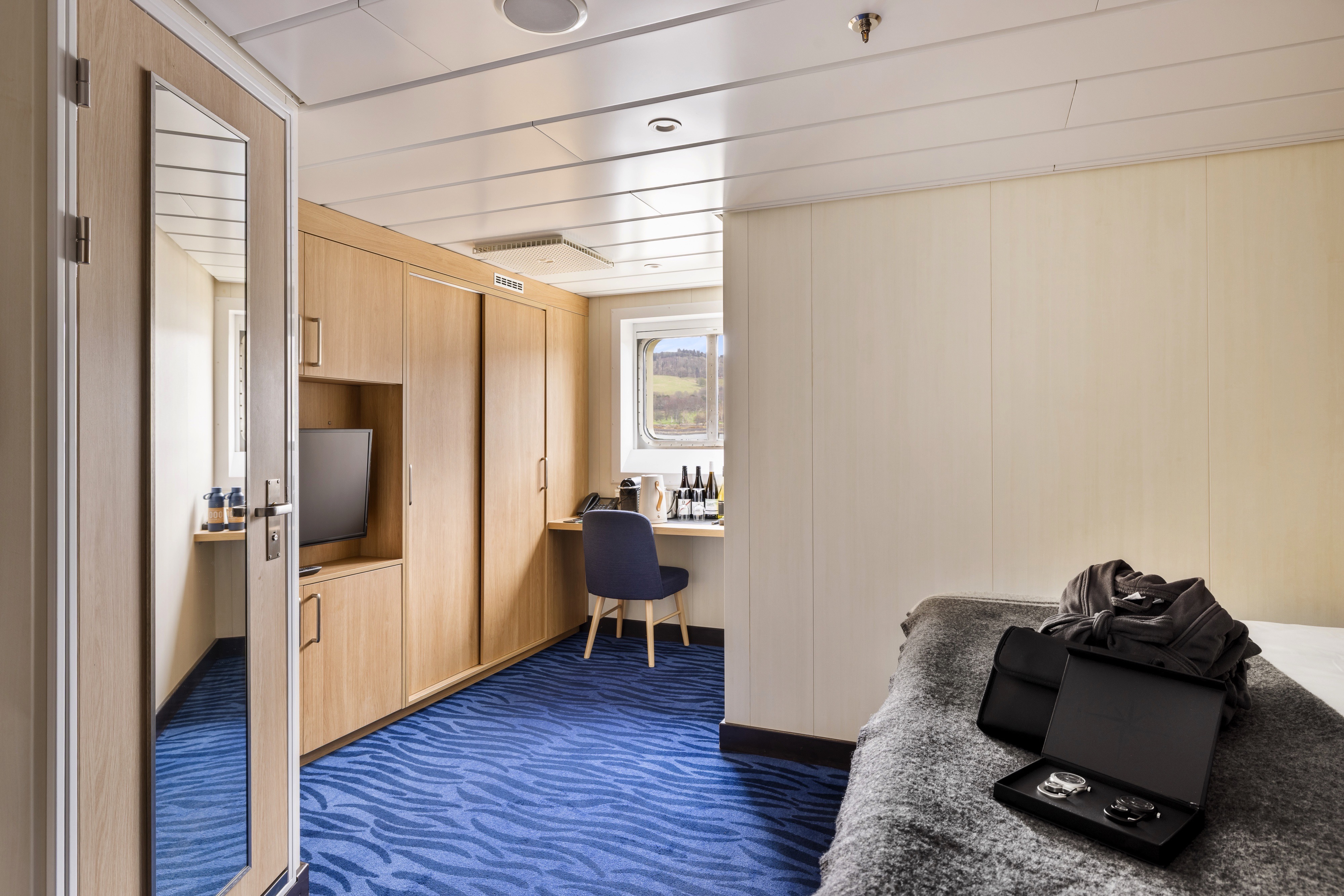 HX Hurtigruten Expeditions, MS Spitsbergen, Expedition Suite Q, Credit - Espen Mills 2.jpg