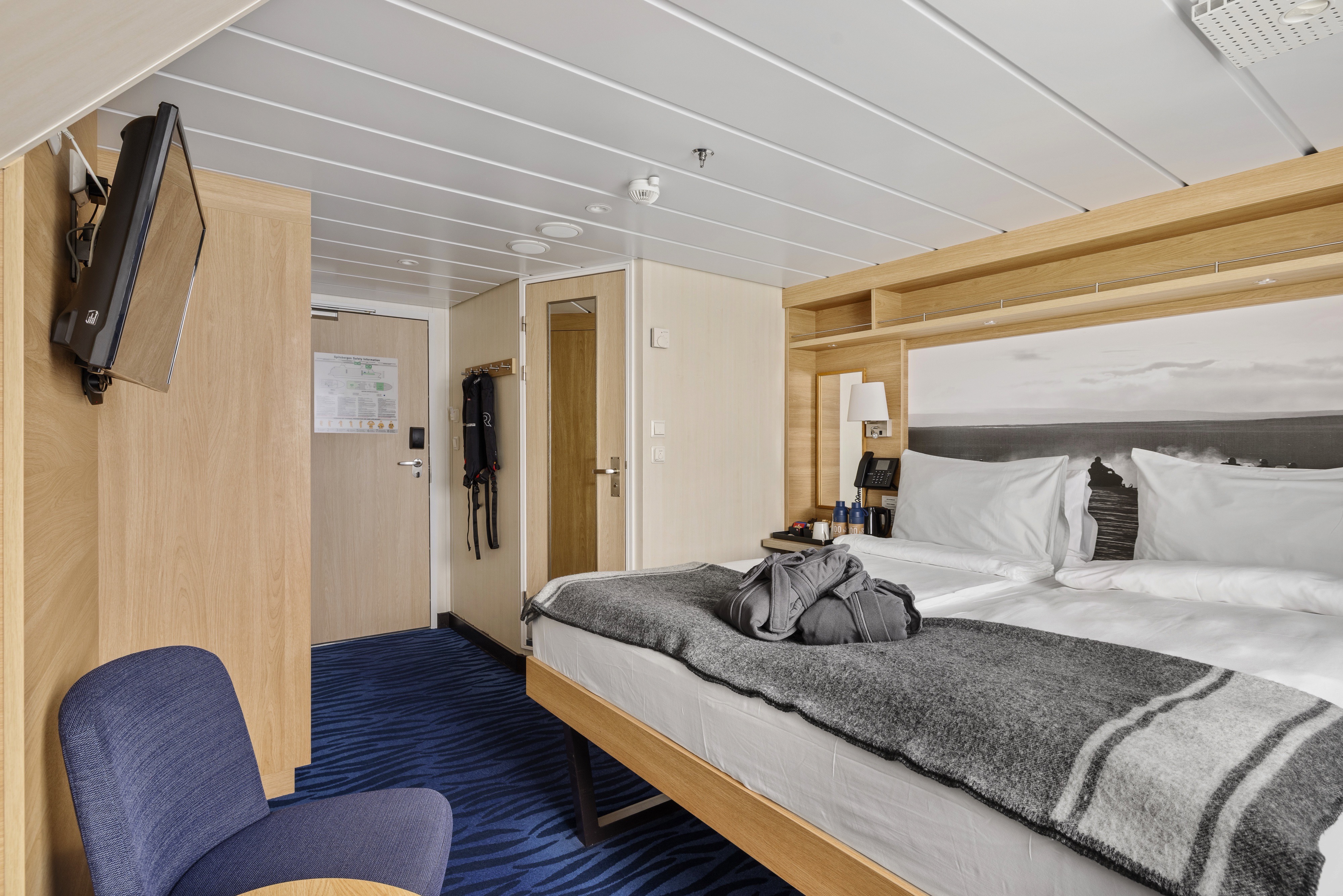 HX Hurtigruten Expeditions, MS Spitsbergen, Arctic Superior U, Credit - Espen Mills 1.jpg