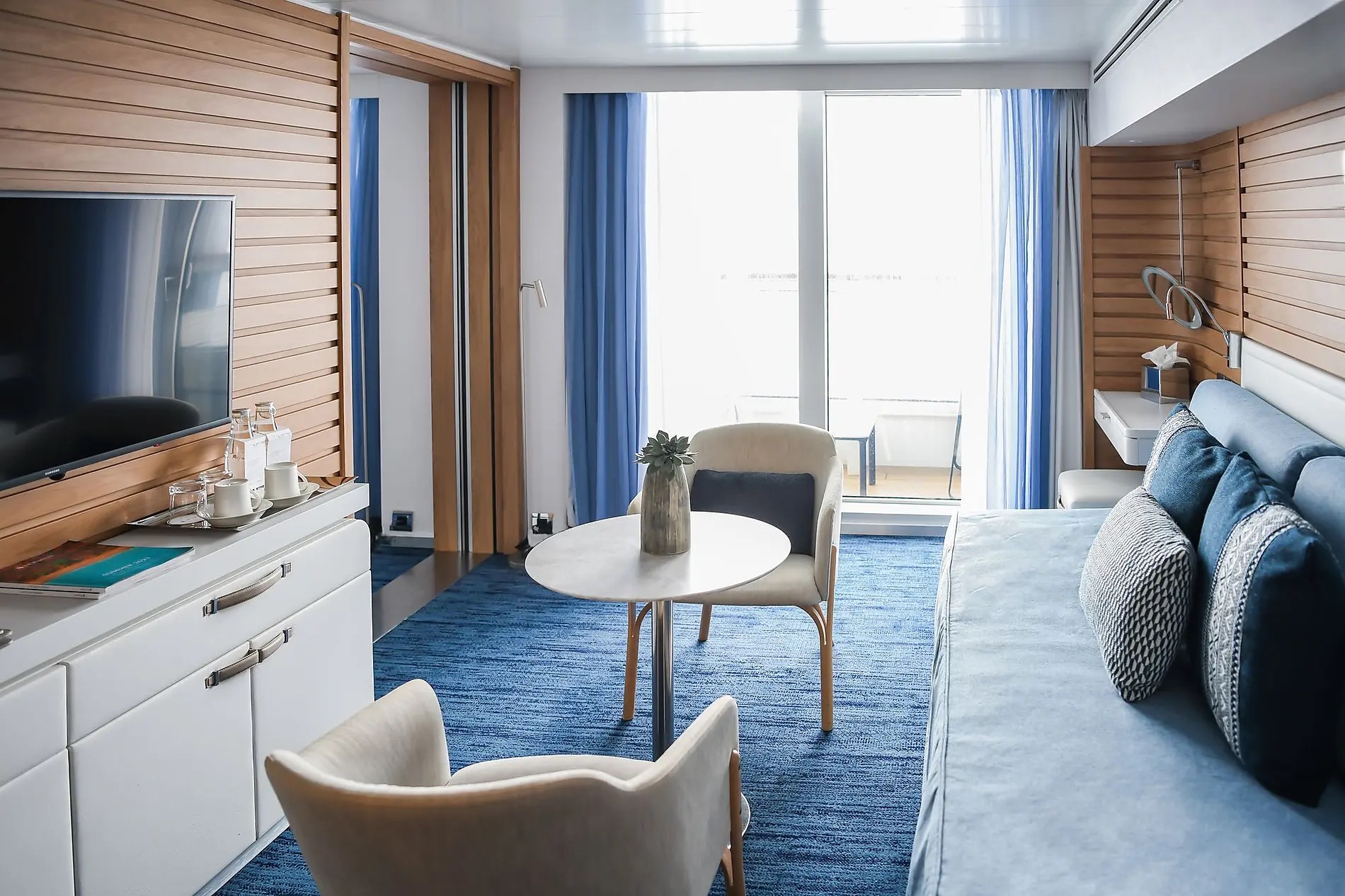 Ponant, Le Laperouse Prestige Suite 01.jpg