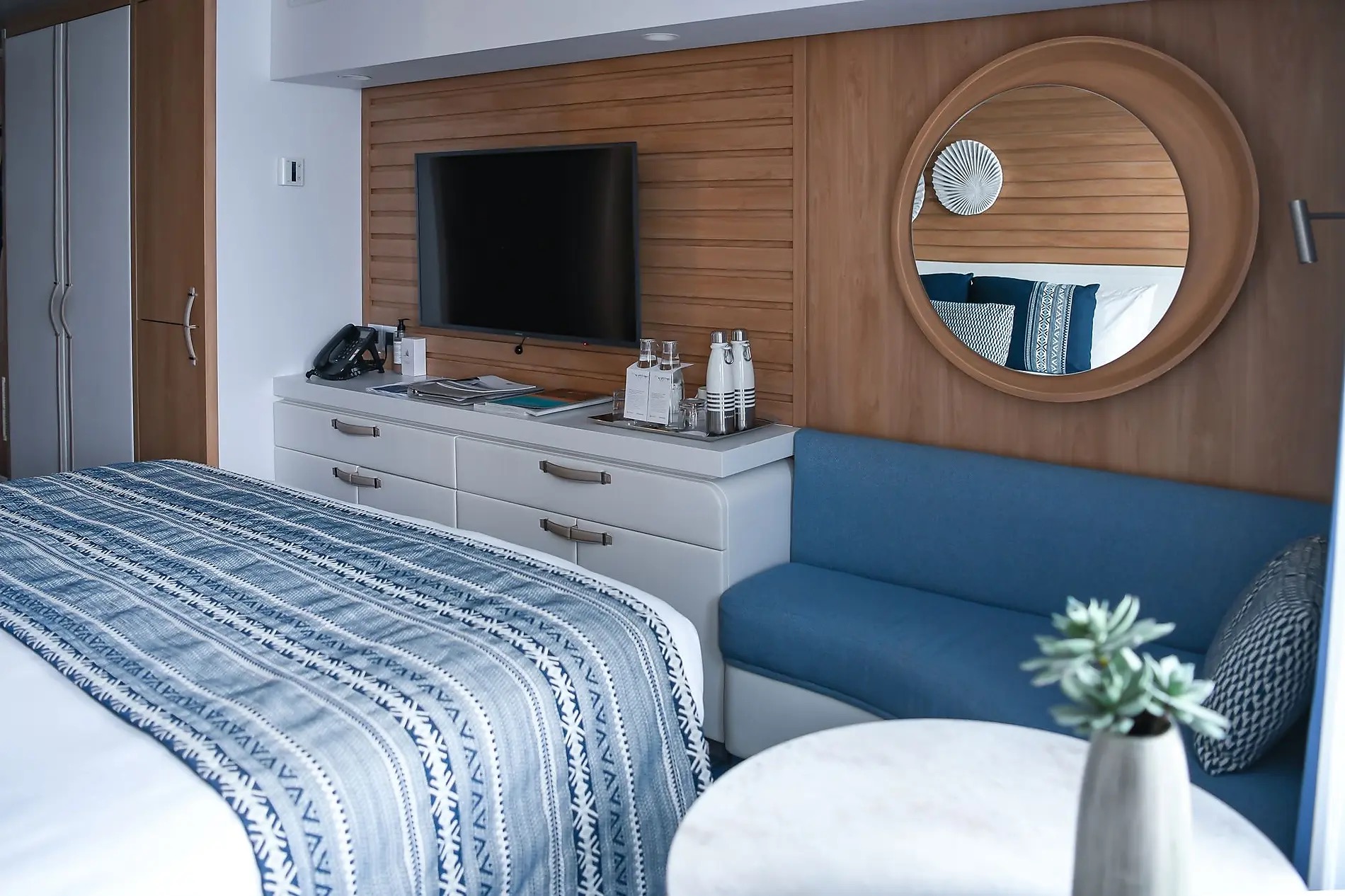 Ponant, Le Laperouse Deluxe Stateroom 03.jpg