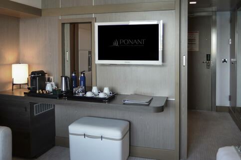 Ponant L'Austral Deluxe Suite 3, ©PONANT, Tamar Sarkissian.jpeg