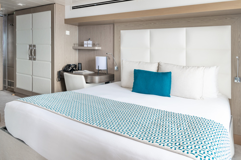 Ponant, L'Austral Prestige Suite Bed & Desk ©StudioPONANT Juliette leclercq.jpg