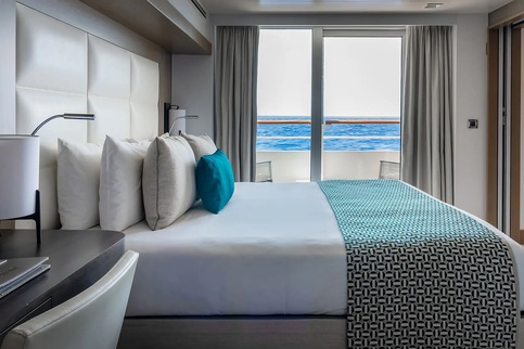 Ponant, L'Austral Prestige Suite Bedroom & Balcony ©StudioPONANT Juliette leclercq.jpg