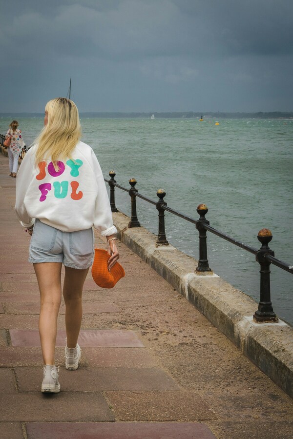 Lady walks along Cowes sea front