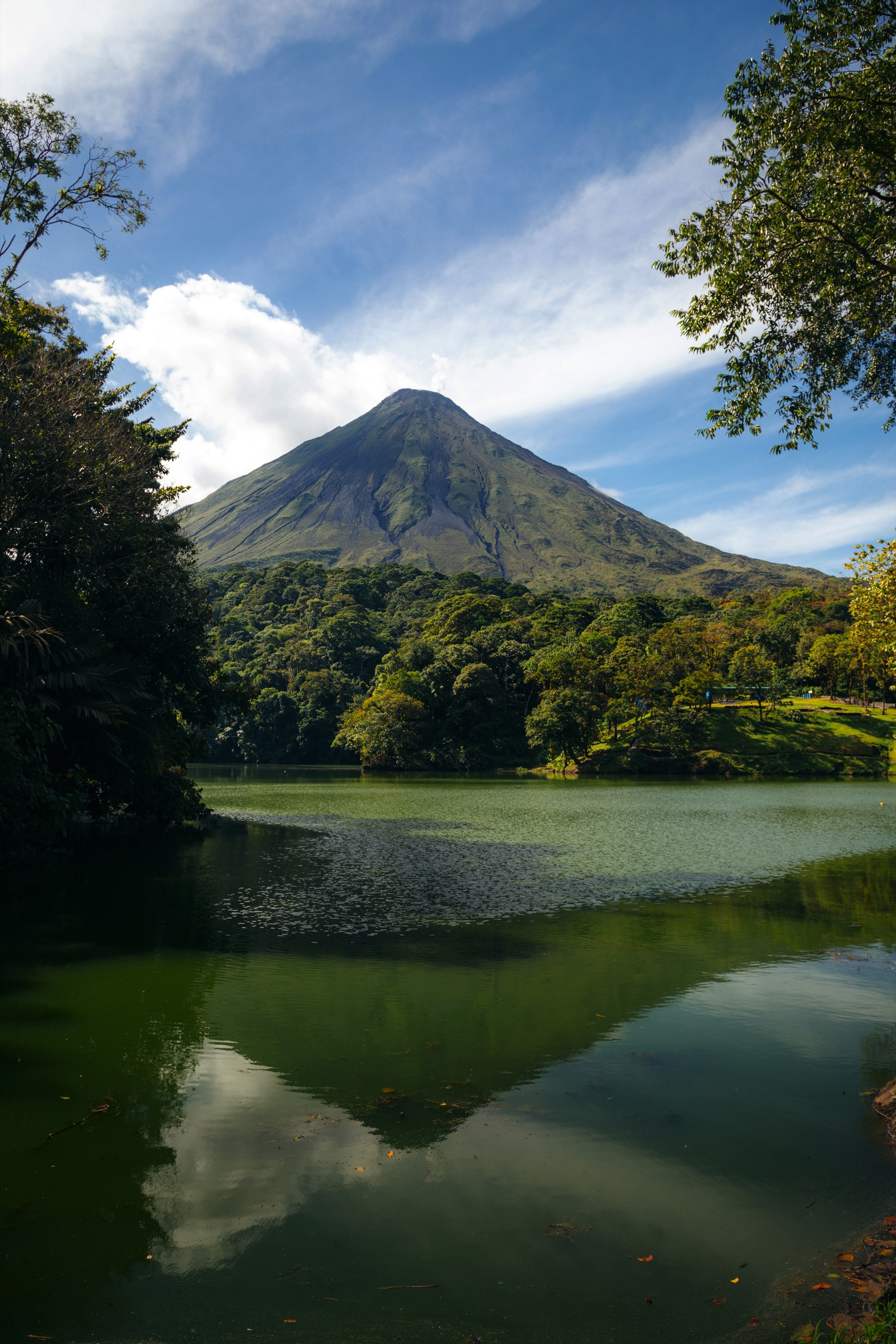 Volcán Arenal and its reflection