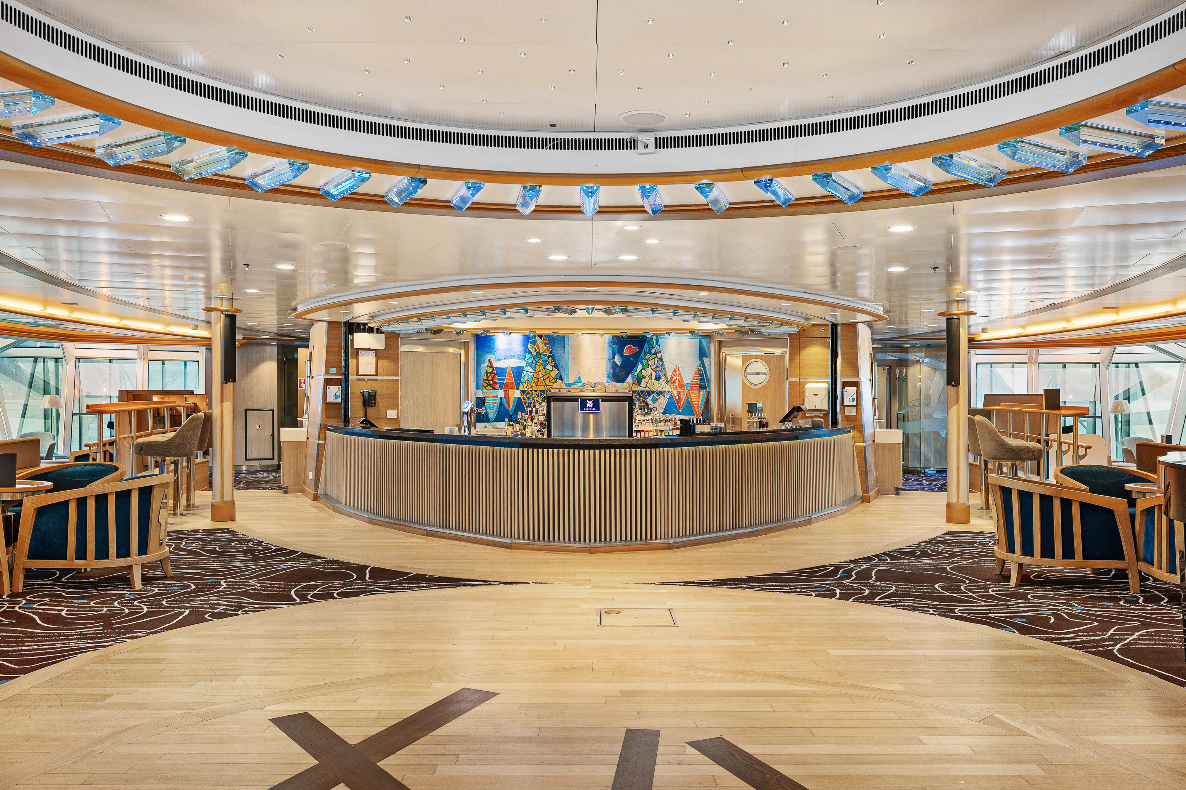 Explorer Lounge & Bar