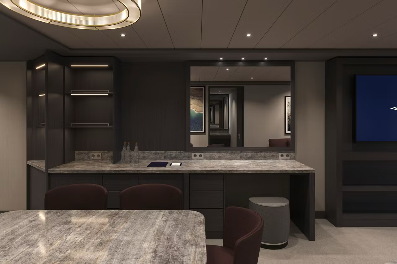 Yacht Club Royal Suite with Whirlpool Bath