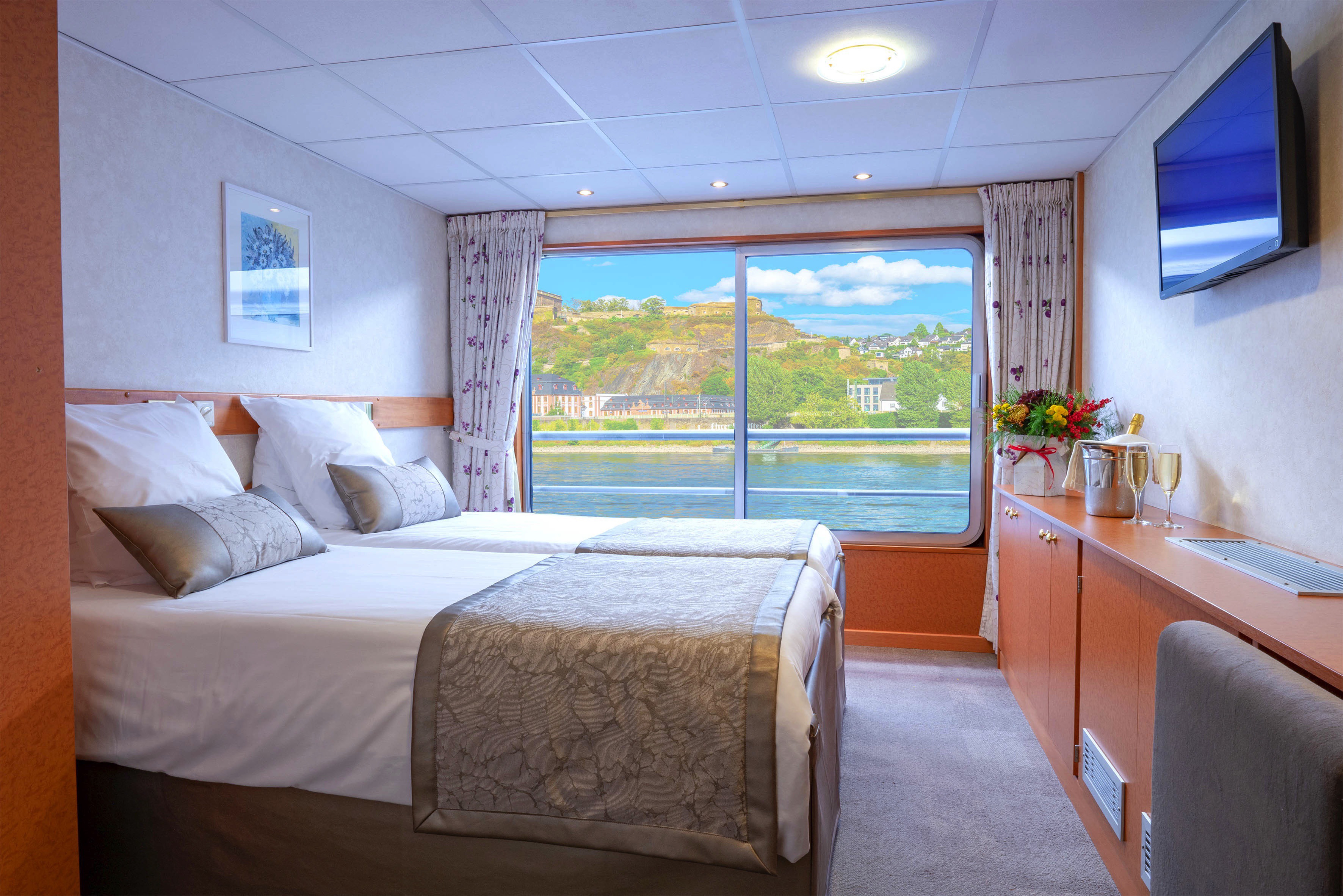 CroisiEurope MS Beethoven Upper Deck 2 Adjustable Twin Beds Cat A.jpg