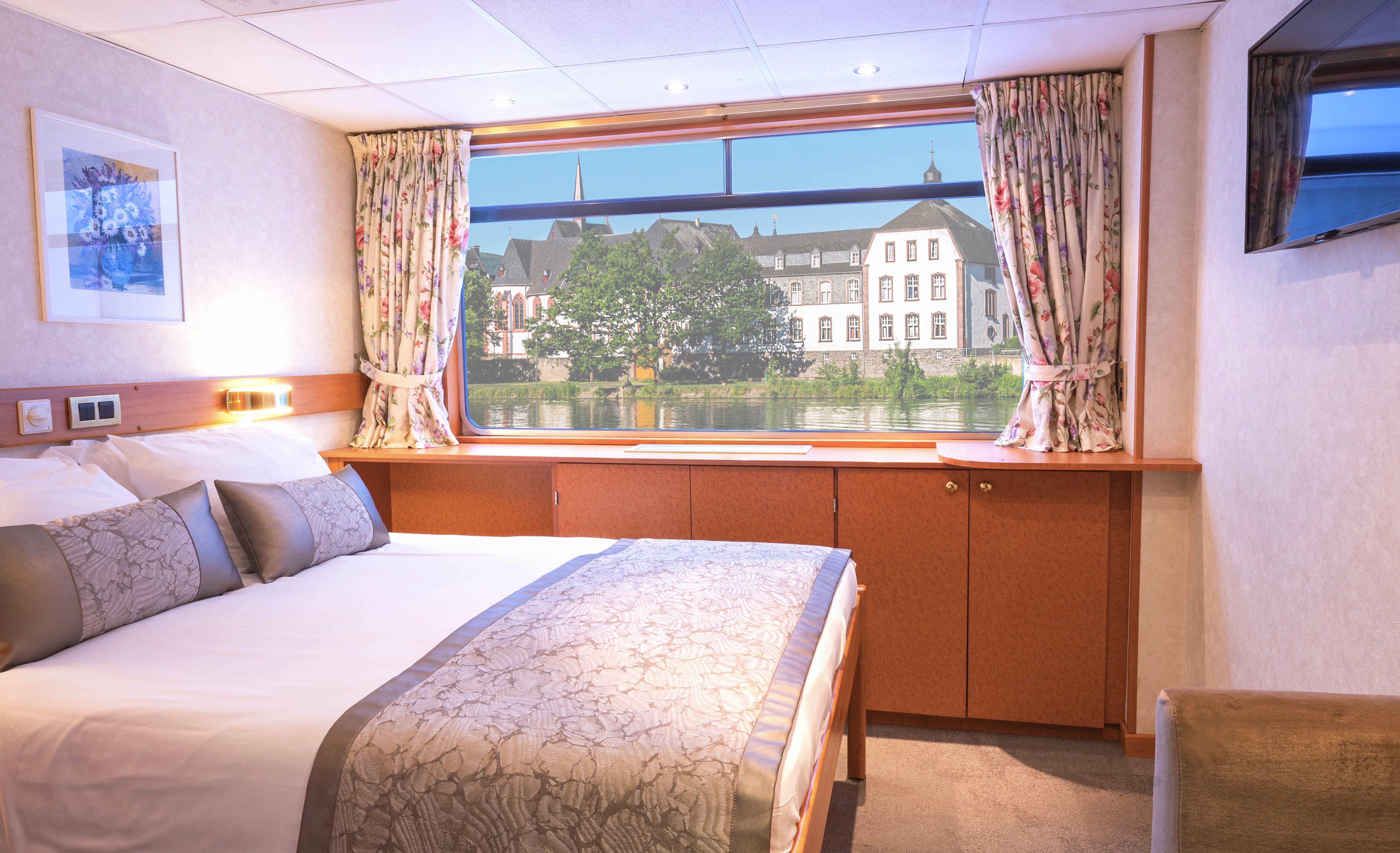 CroisiEurope MS Beethoven Middle Deck 1 Double Bed.jpg