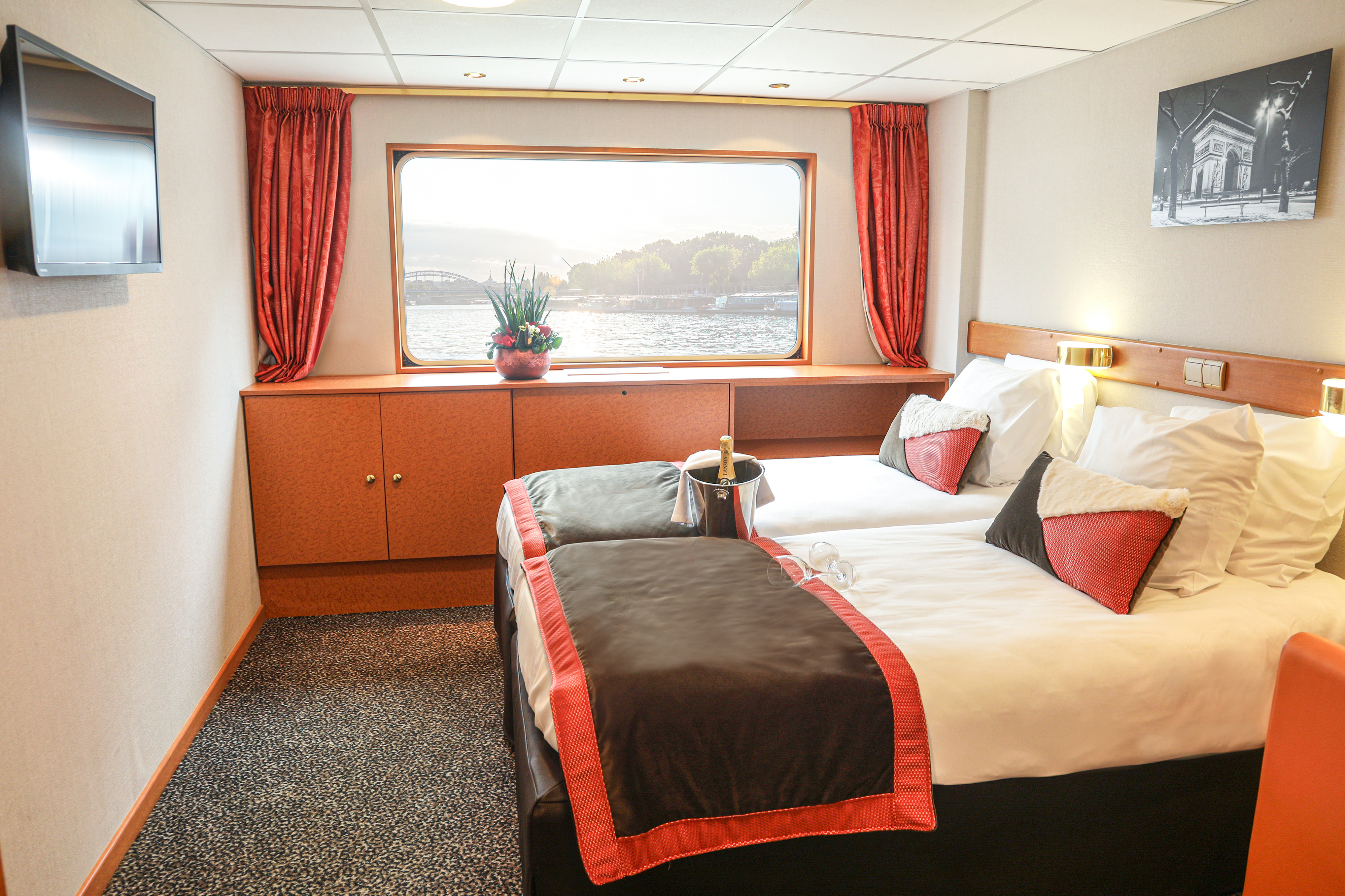 CroisiEurope MS Seine Princess Main Deck 2 Adjustable Twin Beds ©Robin Clouet.jpg