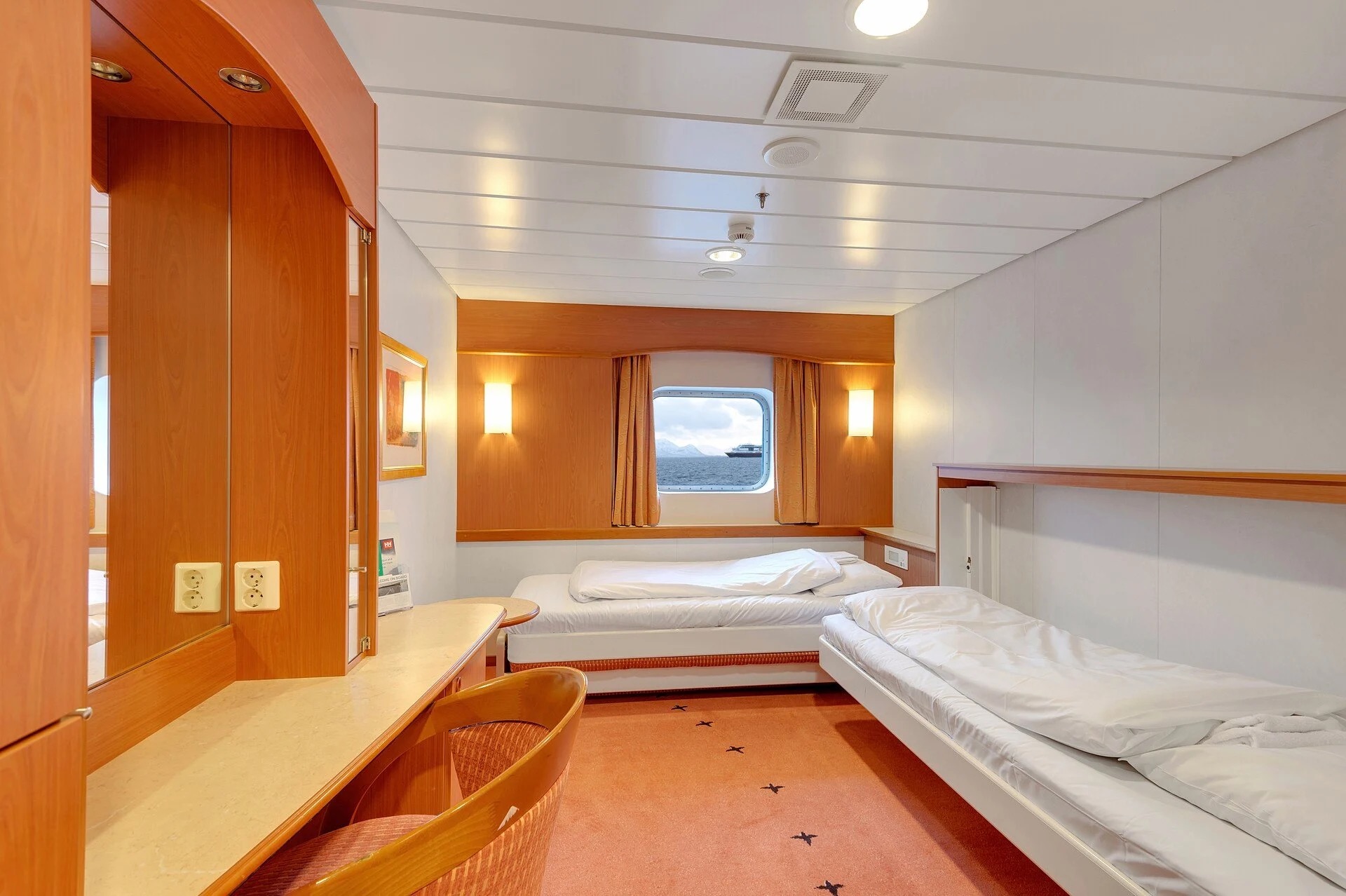 Polar Outside | Twin on lower deck with window