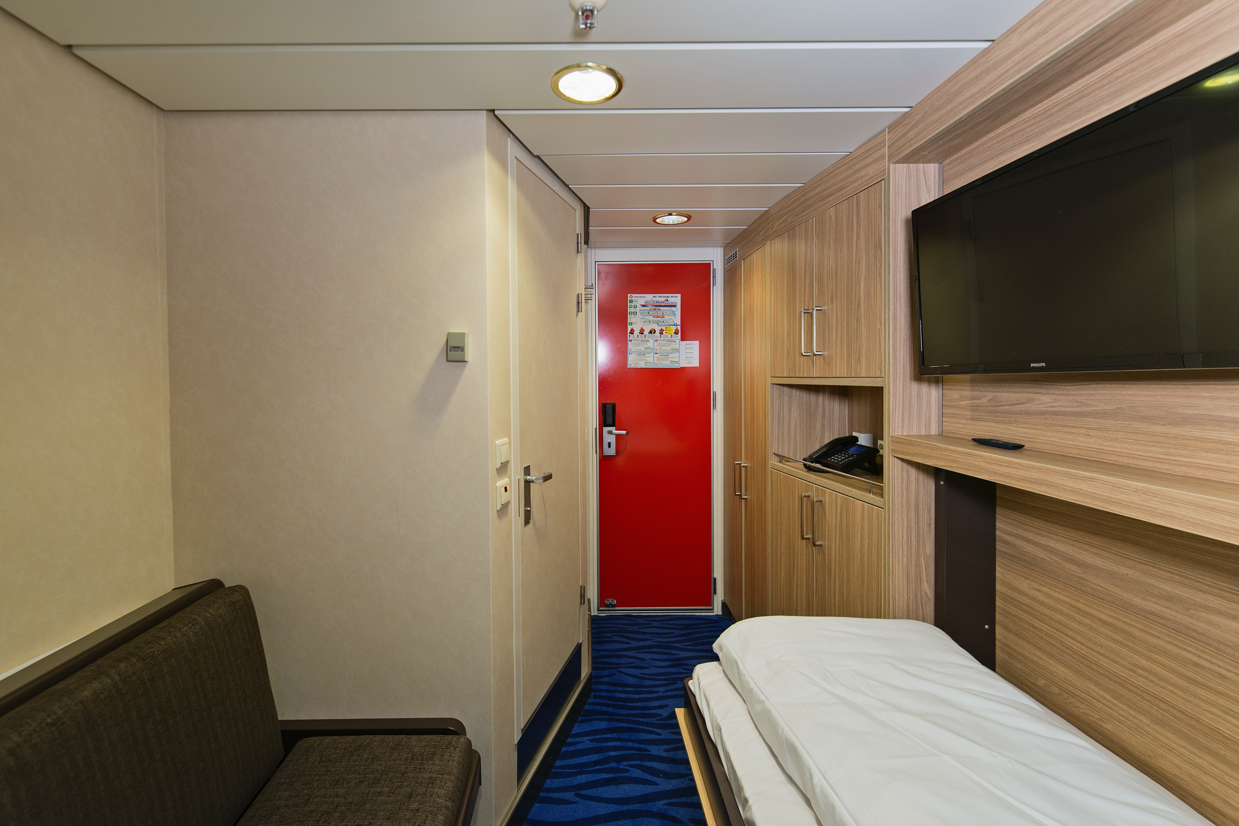 Polar Outside | Twin on middle or upper deck with window (restricted view)