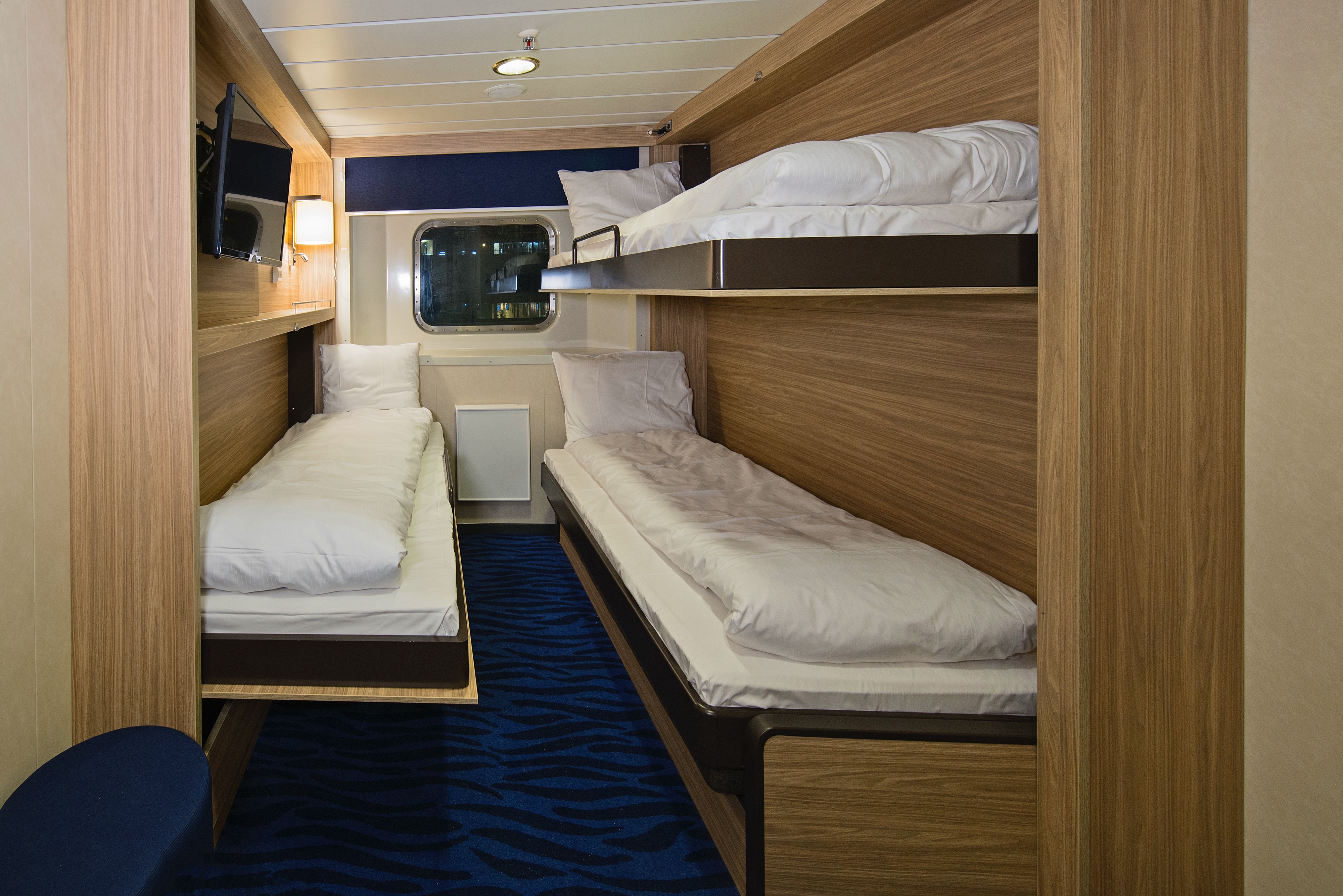 Polar Outside | Triple on lower deck with window